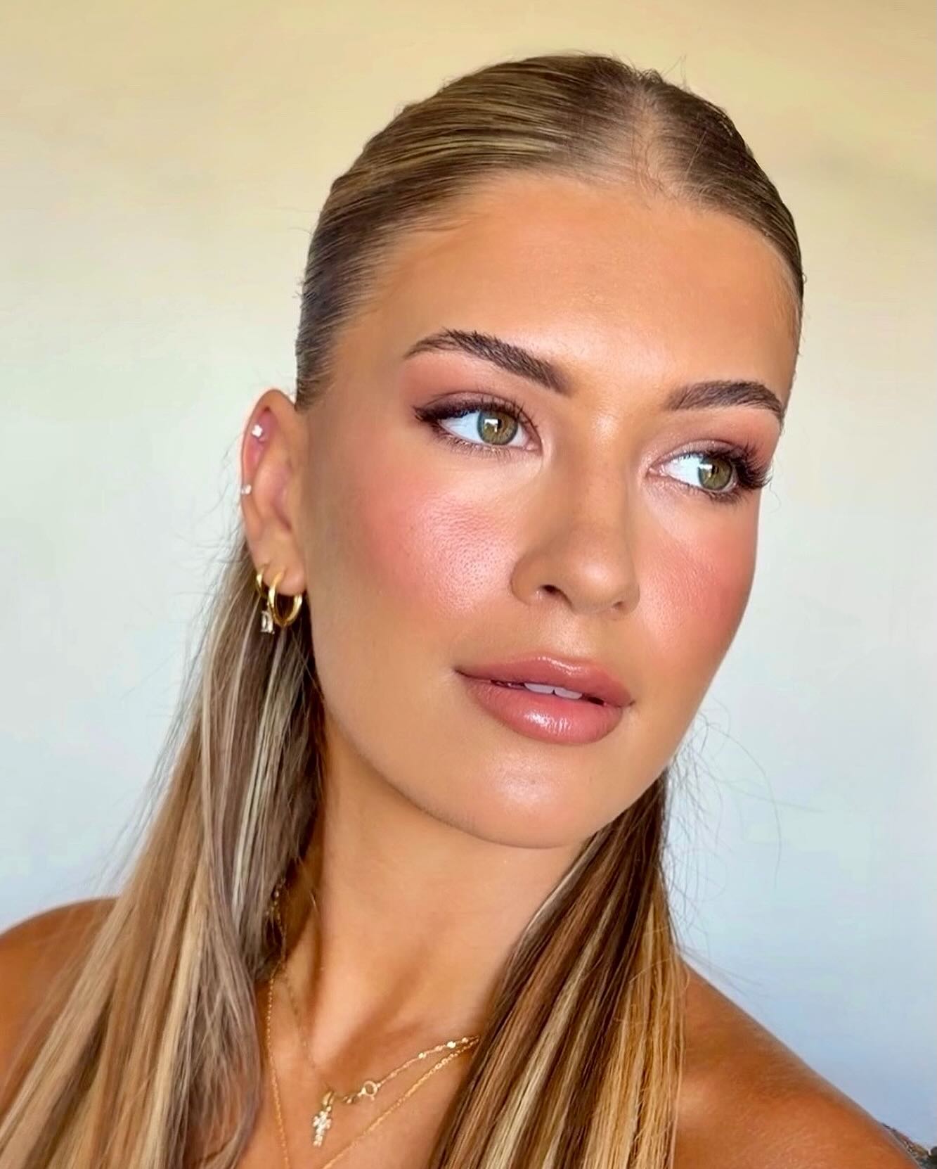 Sun-kissed, blushing beauty! Hair and makeup by the wonderful LAUREN 💫
LAUREN one of our most popular team members and you can see why! Plus double threat - hair and makeup - she’s got you covered!
If you’d like to see if she is free for your date please get in touch and if she isn’t we have a talented crew so we can send you some other options to choose from x