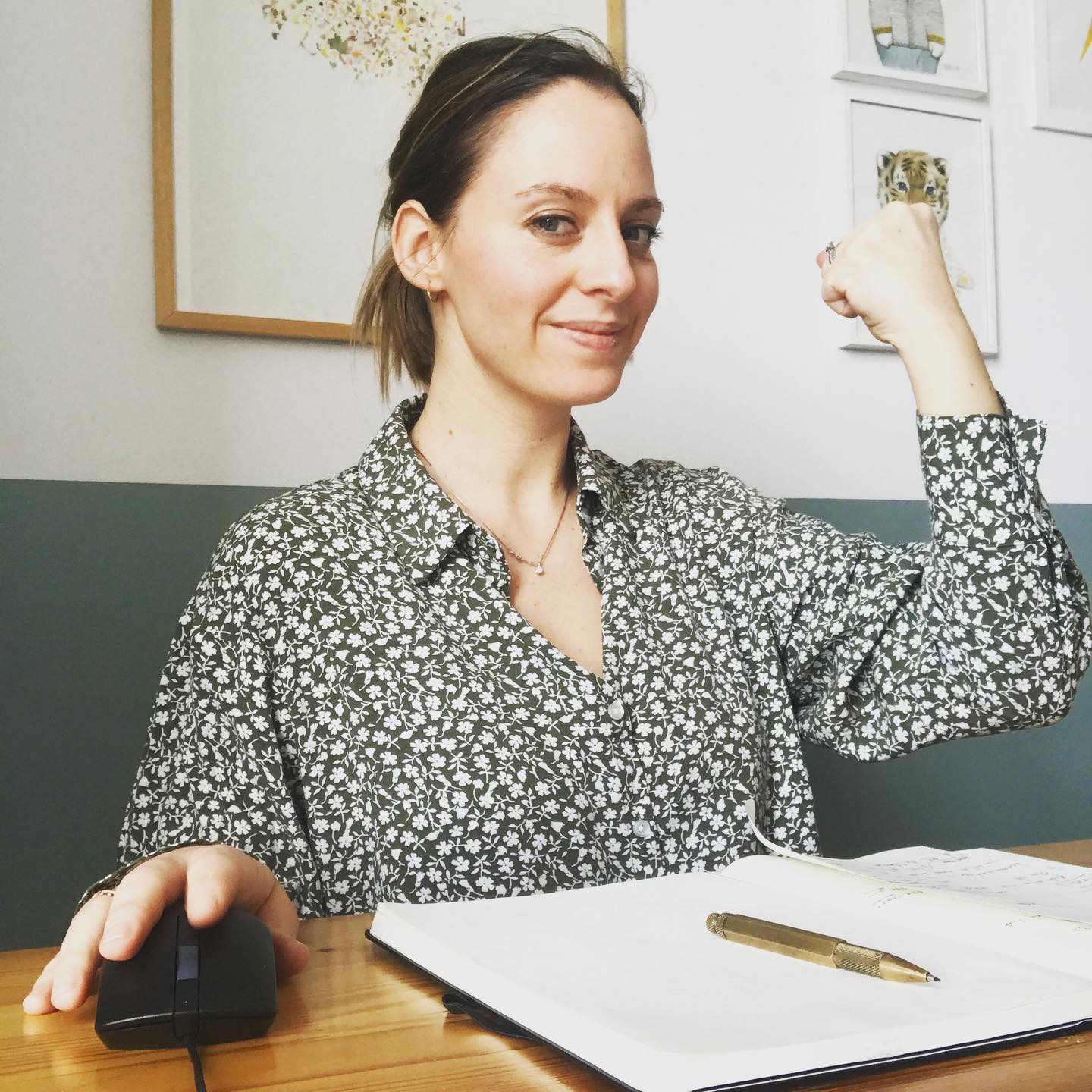 Petit moment pour se réorganiser et voici mon nouveau bureau à domicile pour continuer les dossiers en cours. Je travaille une demi-journée/jour et le temps restant je suis maîtresse! Je découvre mes enfants sous un nouvel angle et tout le monde a la pêche #cestmontour #teletravail