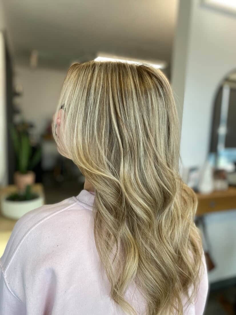 Strategic blonde highlights with a face-frame that lifts and brightens ✨
Colour by @hairbykeyri! Tap that ❤️ if you’re loving this look!