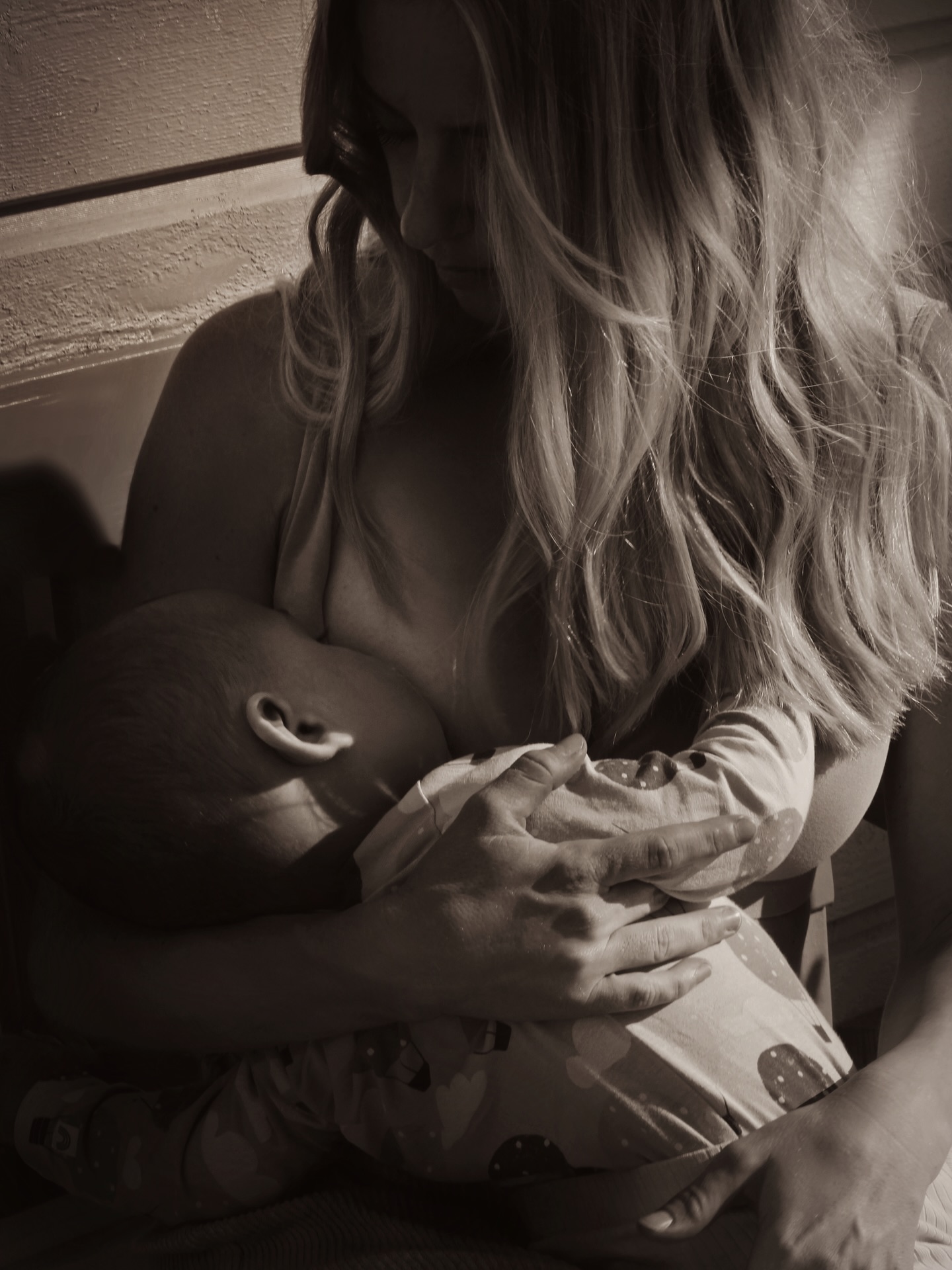 Traditionell Kinesisk Medicin ses tiden efter förlossningen som en helig Ă„terhĂ€mtningsperiod som kallas âthe sitting monthâ (zuĂČ yuĂš zi). Det Ă€r en tid dĂ„ kvinnan behöver extra omsorg för att Ă„terbygga sin energi, sitt blod och sin inre balans.
HÀr kommer nÄgra tips för optimal lÀkning & ÄterhÀmtning post partum enligt TCM:
âą Vila, vila, vila. Kroppen har gjort ett enormt arbete
âą Ăt varm, nĂ€rande och lĂ€ttsmĂ€lt mat (soppor, grytor, buljonger)
âą Undvik kyla, drag och kalla drycker
⹠HÄll kroppen varm, sÀrskilt mage, rygg och fötter
⹠FÄ stöd emotionellt, praktiskt och fysiskt
⹠Alla kÀnslor Àr tillÄtna och var medveten om att det Àr en enorm hormonomstÀllning. Var snÀll mot dig sjÀlv och ta ett andetag i taget.
NÀr vi tar hand om oss sjÀlva i denna kÀnsliga fas lÀgger vi grunden för lÄngsiktig hÀlsa inte bara för mÄnader, utan för Är framÄt.
đ€Din Ă„terhĂ€mtning Ă€r inte en lyx. Den Ă€r en nödvĂ€ndighet.
#sittingmonth #TCM #postpartumcare #femininhÀlsa #fjÀrdetrimestern #ÄterhÀmtning #moderhood #selfcare #traditionellkinesiskmedicin