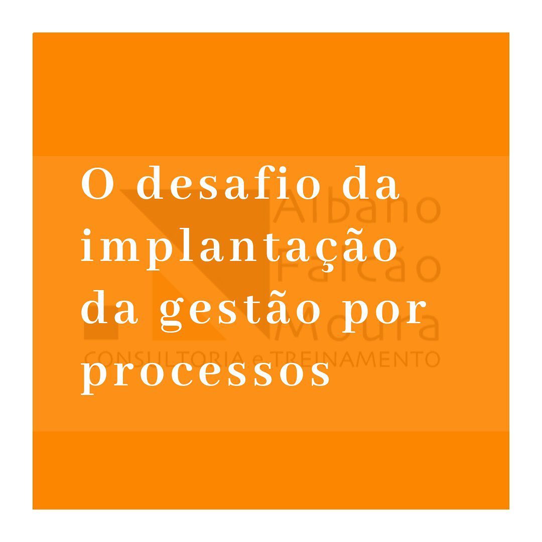 A revolução ocorrida nos anos 90, que direcionou os esforços para a percepção do cliente, provocou a necessidade de uma guinada na forma de pensar a estrutura interna de funcionamento dos negócios.
O foco no cliente faz com que cada pessoa que atua na organização deixe de pensar de forma funcional (o que eu faço?) e passe a se ver como o elo de uma cadeia que liga o fornecedor ao cliente (como e para quem eu faço?).
O problema é que a organização montada pela ótica tradicional não se percebe desta maneira e continua orientada para um modelo hierárquico, desenvolvido sob a ótica dos departamentos.
O esforço intenso pela implantação de sistemas de controle, garantia e gestão da qualidade, vem adquirindo um papel importante na mudança de condicionamentos por parte dos líderes, para que estes percebam a necessidade de rever totalmente o seu modelo de gestão, orientando-o para os processos de negócios com o foco no cliente.
Os programas de qualidade total, certificações ISO 9000 e outros modelos não tiveram ainda êxitos expressivos na consolidação deste processo, pelo fato dos condicionamentos para a estruturação a partir da hierarquia e dos modelos de gerenciamento por células geográficas terem suas bases nos primórdios do pensamento da corporação, quando eram de alto grau de dificuldade: a comunicação, a logística, a gestão de registros, entre outros, que estão totalmente resolvidos no nosso novo modelo tecnológico.
A organização não necessita ser pensada do ponto de vista da geografia, e sim de uma forma que possa otimizar os recursos tecnológicos já alcançados.
(Parte I)