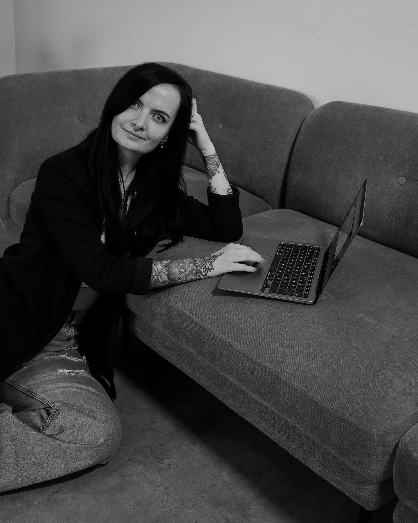 DANKBAR. 🥺🤍 Für dieses wundervolle Jahr. Es fühlt sich so gut an die richtigen Wege einzuschlagen und das zu machen, was man liebt. DANKE an alle Menschen, die ich kennenlernen durfte. An alle wundervollen Projekte, die ich umsetzen durfte. An alle, die mir vertrauen und meine Arbeit wertschätzen. An alle, mit denen ich die Welt ein bisschen schöner mache! Ich freue mich unglaublich auf 2024 und auf alles was noch kommt.
Habt eine schöne Zeit!
Eure Caro
#thankful #thankyou #lovemyjob #branddesigner #branding #holiday #2023 #thankyou2023