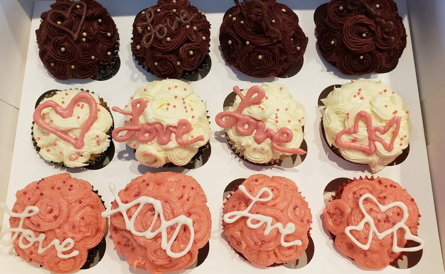 Happy Valentine's Day 💗
Chocolate Caramel with Chocolate buttercream
White chocolate Raspberry with White chocolate buttercream
Strawberries n Cream with a Strawberry buttercream frosting
Which one would you fall in love with?!
#valentinesday #cupcakes #chocolate #whitechocolate #strawberry #loveatfirstbite #sweets #fallinlove #dessert