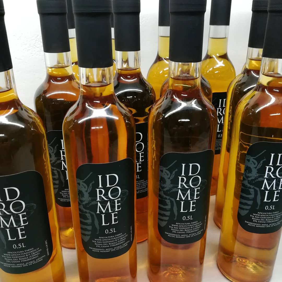 Nuova veste per il nostro idromele!
.
.
#api #apicoltura #apicolturafabris #friuliveneziagiulia #friuli #wine #fvg #vino #italianfood #food #idromele #mead #beverage #beekeeping #honig #met #tasteofitaly #italy #aperitivo #dolci