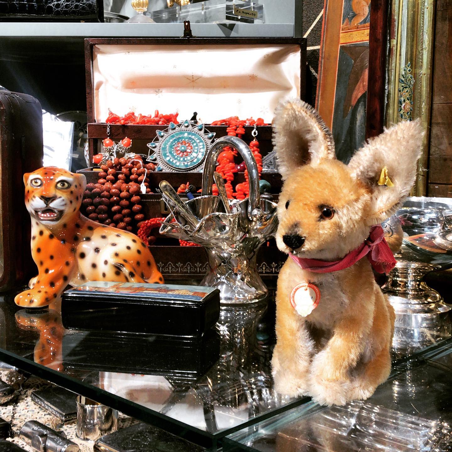 Peluche Steiff “Xorry”, degli anni ‘60, che ho comprato al mercatino d’antiquariato di Nollendorf, a Berlino Ovest nel 1984
Tra poco in vendita anche sul mio sito anticoponteantiquariato.com
#peluche #steiff #peluchelove #steiffcollection #animalpeluche