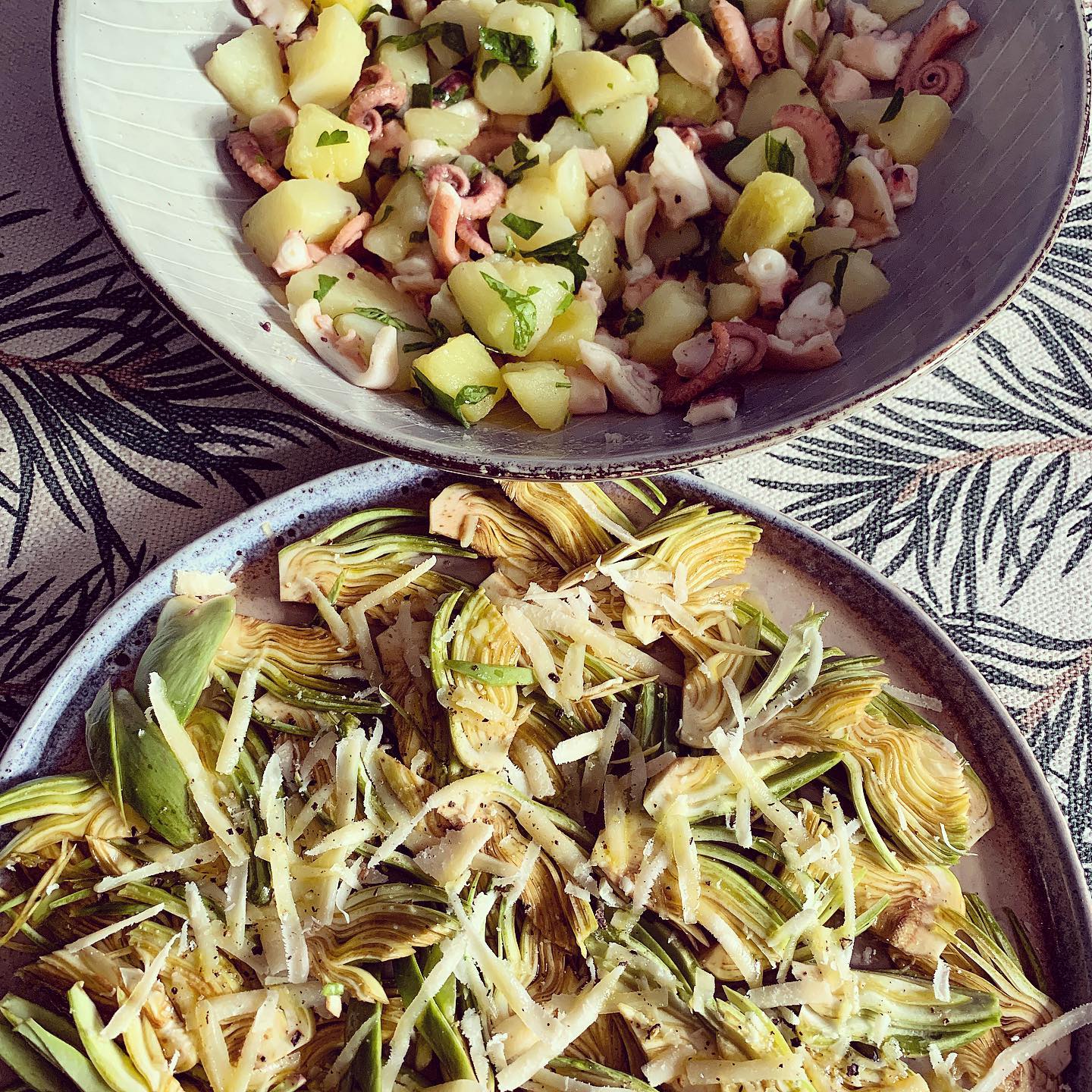 Summer Lunch Inspiration for a quick summery lunch -very Italian 🇮🇹 Raw artichoke with olive oil, salt, pepper and parmesan +
Octopus 🐙 salad with potato and parsley 💡 Artichoke - pick a fresh small and round artichoke. The smaller it is, the more tender it will be eaten raw
💡While slicing the artichoke keep the rest in water and lemon otherwise it will oxidise and turn dark
💡After boiling the octopus in hot water for 20 minutes, remove skin and chop finely then mix with potatoes and add olive oil, salt, pepper, lemon juice and parsley
Amazing quality as always @londonfarmers
#raw #artichoke #fresh #lunchideas #lightlunch #glutenfree #italianfood #italy🇮🇹 #lunchbreak #foodideas #nutrition #nutrizione #nutrizionesana #healtyfood #healthy #green #eatrainbow #healthyeatinghabits #vegetables #lowcalorie #nourishyourself #natural #simplepleasures #instagood #instafood #goodness #appreciation #farmersmarket