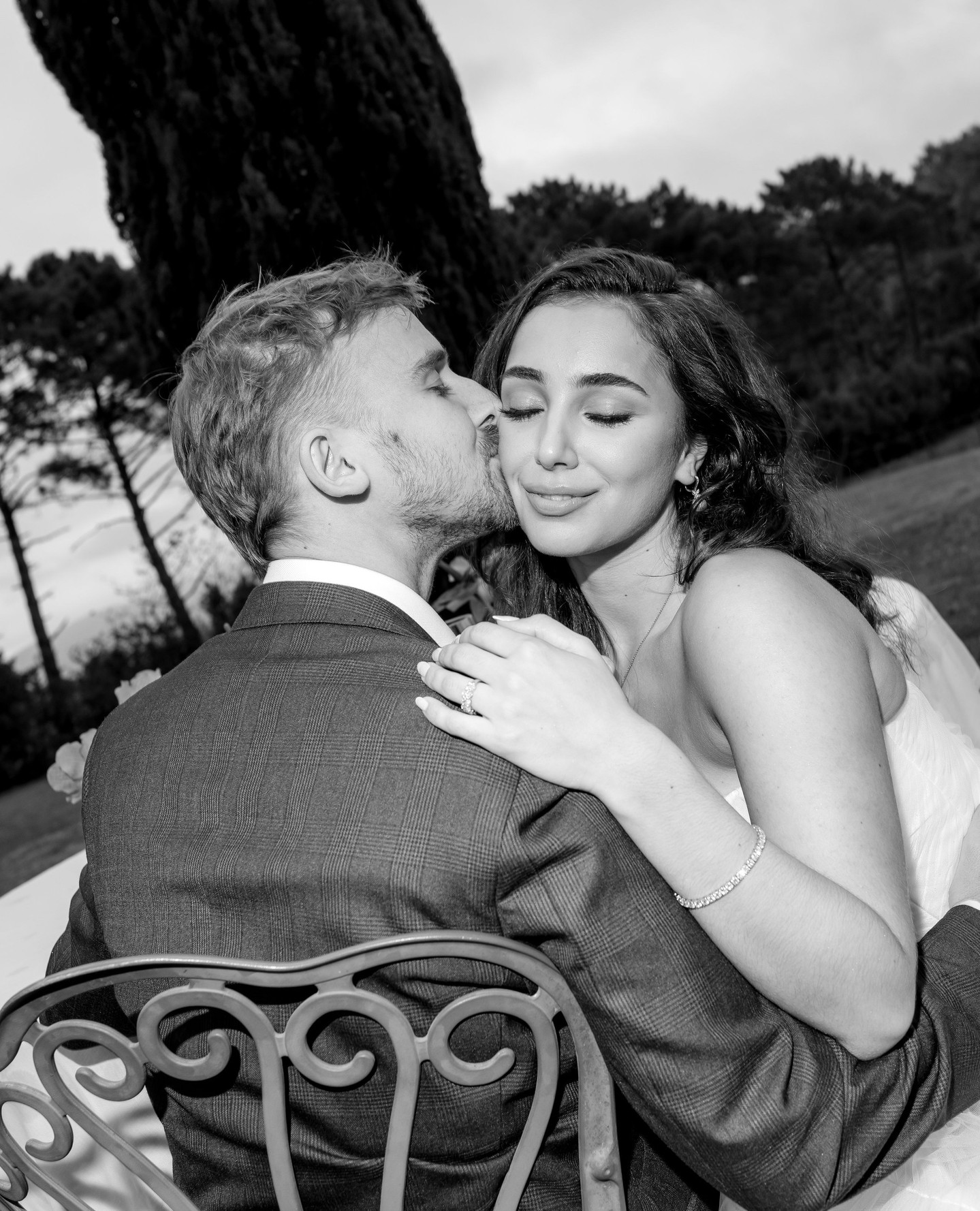 A Tuscan moment - where sun-kissed skin meets effortless elegance, carried on a warm Italian breeze.
Planning and concept @lafeteofficial
Photography @charlottegriffithsphotographer
Hair and makeup @klluxebeauty
Dress designer @lisa.lyons.bridal
Florals @paularooneyfloralworld
Models @elizalucia_ + @georgewoodhead
Venue @villanemora
Diamonds @dcjewellerylondon
.
.
.
#destinationweddingplanner #destinationmakeupartist #destinationhairstylist #destinationwedding #lakecomomakeupartist #luxurybridalbeauty #luxurybridalhair #bridalhairandmakeup
#londonbridalhairstylist #internationalmakeupartist #ukmakeupartist #londonbridalmakeupartist #bridalhairlondon #bridalmakeuplondon #londonmakeupartist #londonhairstylist #bridalstyle #londonwedding #klluxebeauty 
