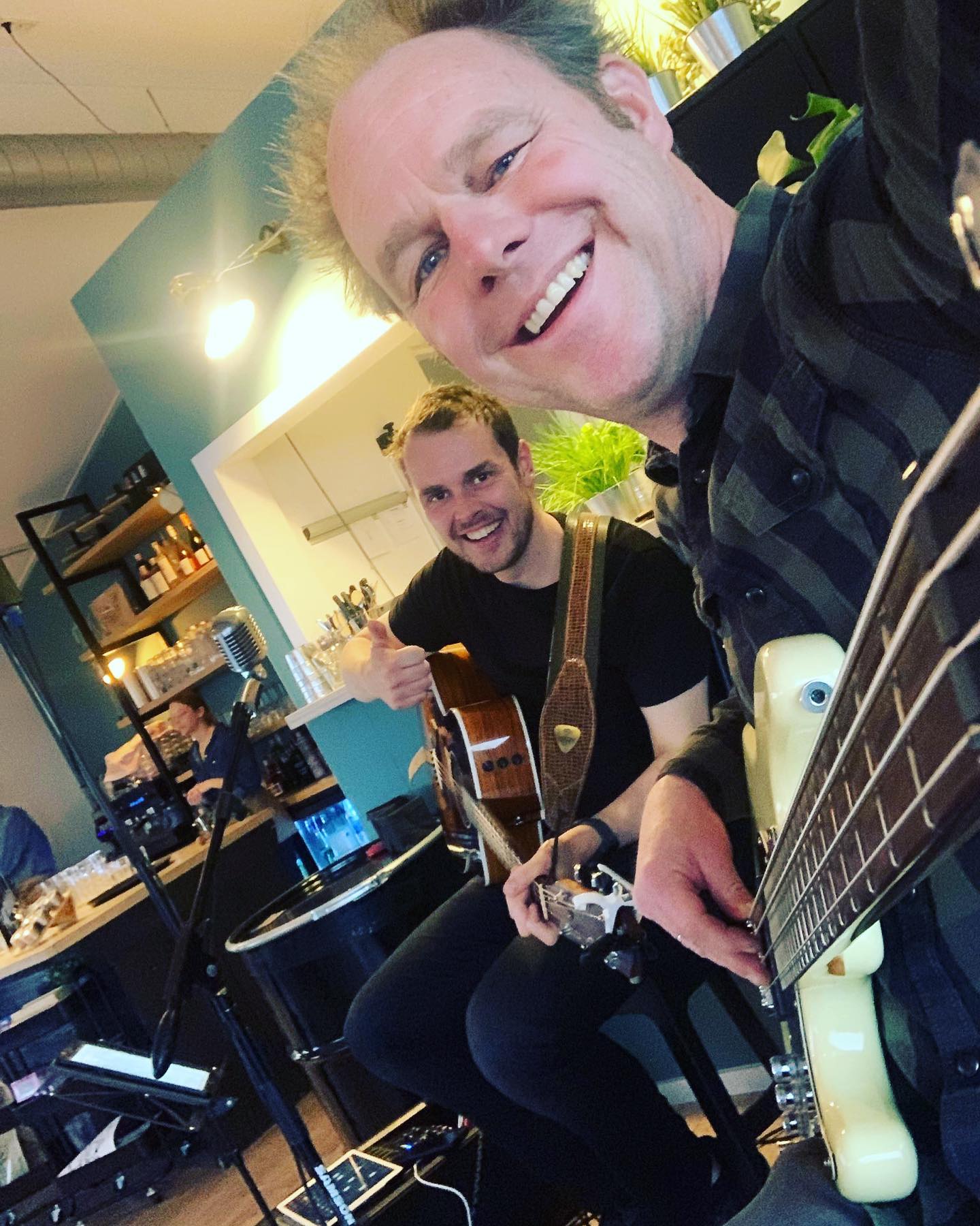 Super middag gehad bij het zeilcentrum in Grou met @romke_de_jong. Gister afgesproken in de kroeg om een paar liedjes samen te spelen, uiteindelijk heeft hij zowat de hele middag meegespeeld🤘