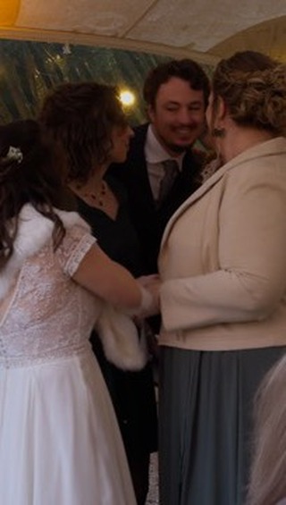 Quand les copines de la mariée s’allient pour prendre la parole… ça donne un discours rempli d’humour, de tendresse et de clins d’œil bien sentis 😄
Lors de la cérémonie laïque de Charlotte & Jean, leurs amies ont offert un moment léger et sincère, faisant rire toute l’assemblée dans une ambiance complice.
Ce sont ces instants spontanés et partagés que j’aime capter, ceux qui racontent un mariage tel qu’il est vécu ✨
#mariage #discours #humour #wedding #weddingfilm