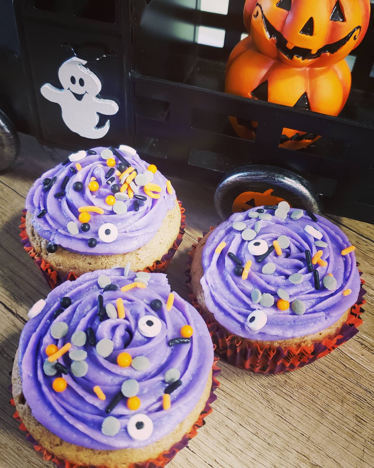 𝕊𝕡𝕠𝕠𝕜𝕪 𝕤𝕖𝕒𝕤𝕠𝕟 𝕚𝕤 𝕙𝕖𝕣𝕖👻
Rum Pumpkin Spice Cupcakes
#pumpkinspice #rum #allthingspumpkin #spookyseason #halloween #cupcakes #boozydesserts #alcoholincluded