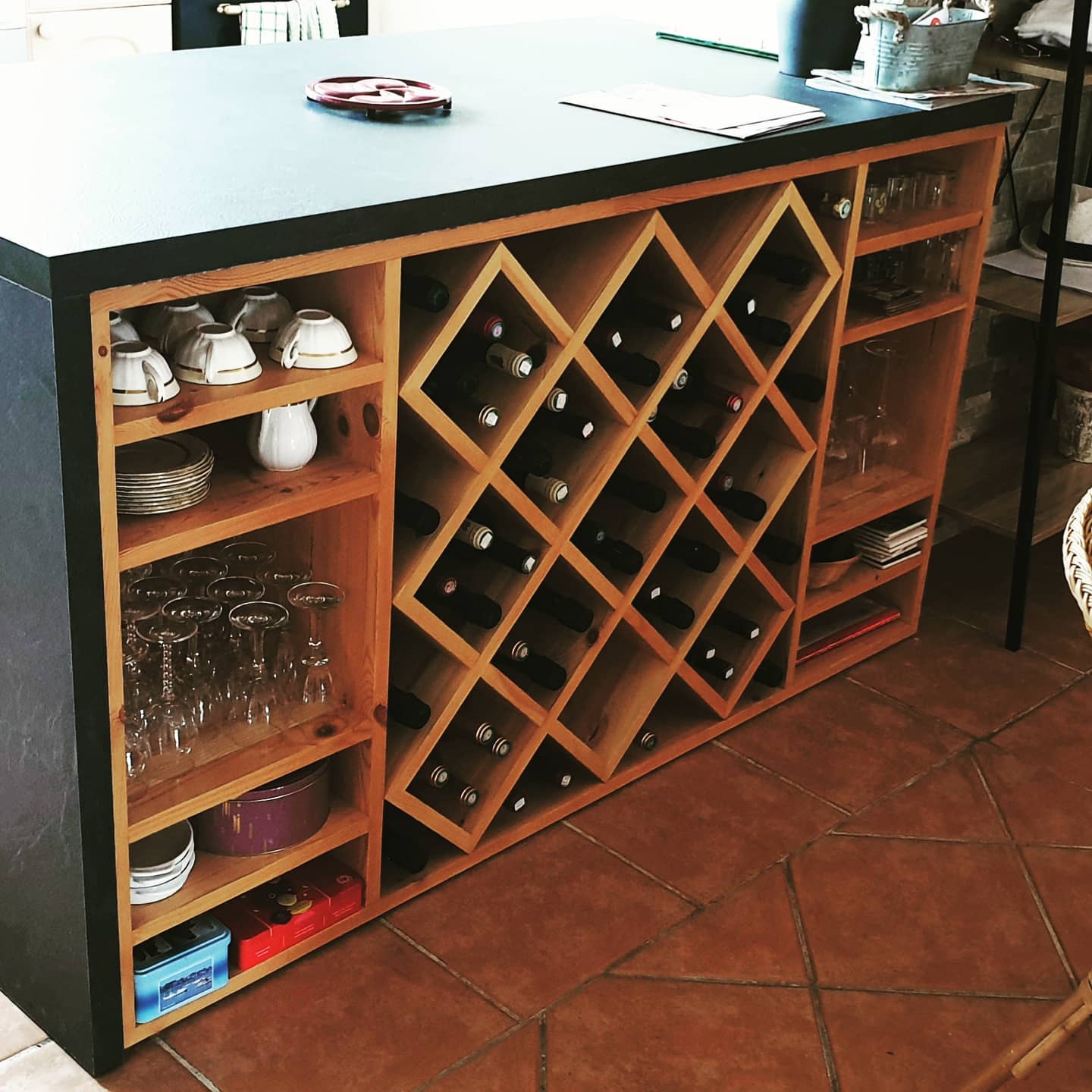 ▪︎CREATION ▪︎ Fabrication d'une cave à vin en pin sylvestre vernis avec une teinte chêne doré.
Entouré d'un plan de travail effet ardoise.
Les clients ont adoré 👌
#bois #faismain #handmade #meuble
#design #ebenisterie #decorationinterieur
#caveavin #vin #ebeniste #menuisier
#case #creation #atelier #deco #wood
#woodworking #madeinfrance🇫🇷
