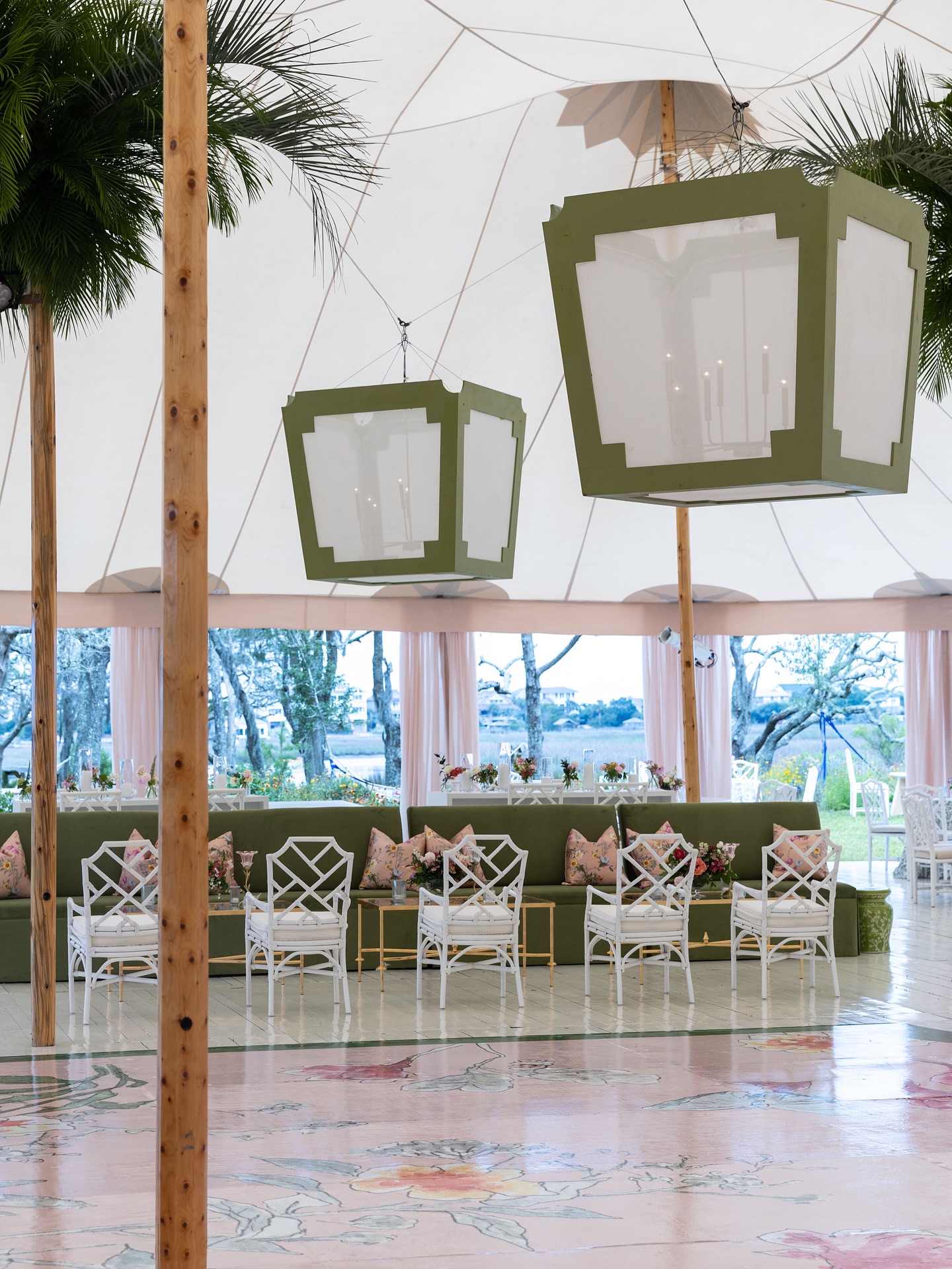 When you choose the perfect shade of green for your custom banquettes 🤌🏻🤌🏻🤌🏻
.
📸 @johncainphotography