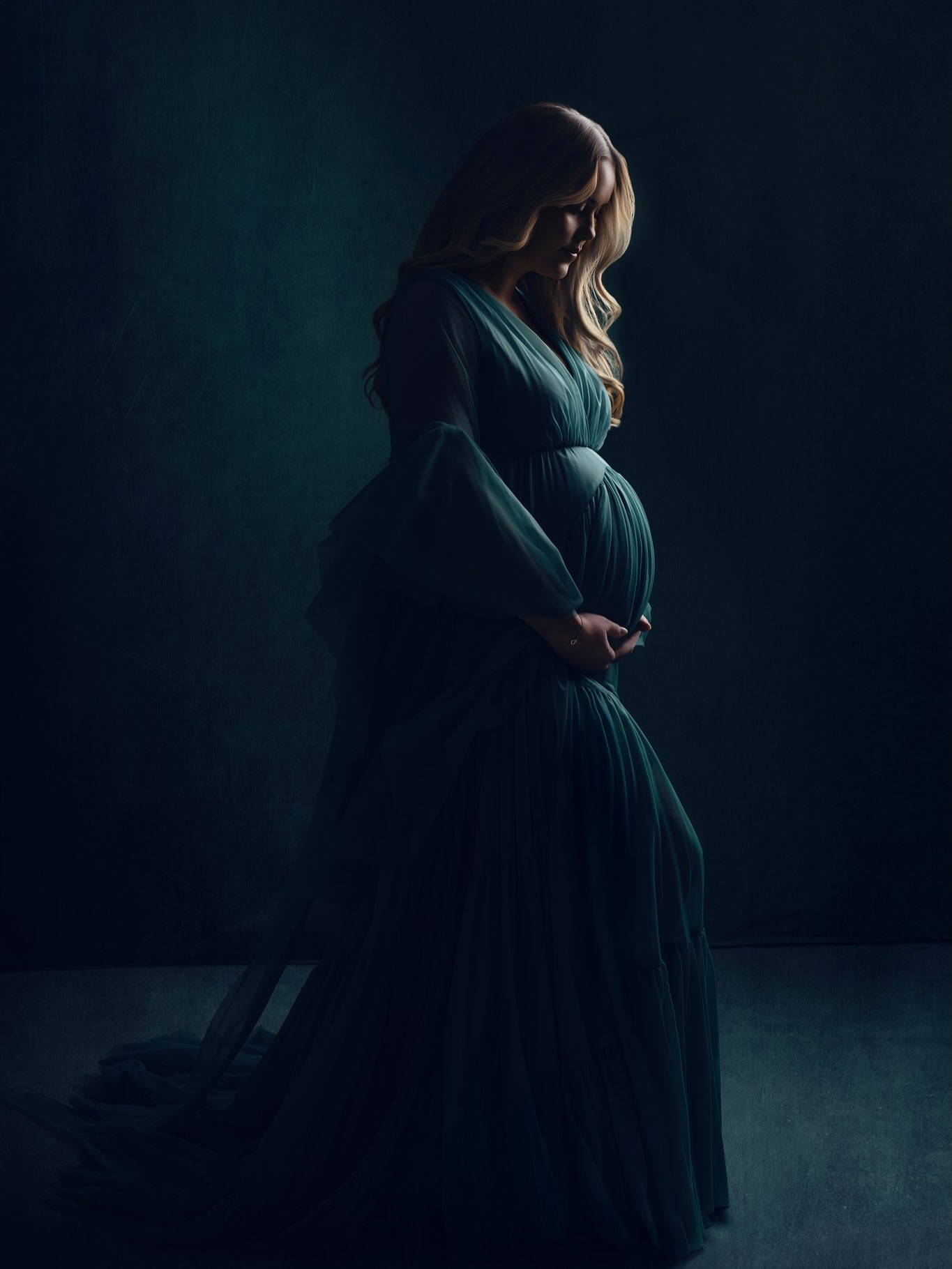 Dette er ikke én stil.
Dette er din historie.
Når du kommer til fotografering hos meg, handler det ikke om å passe inn i et bestemt uttrykk.
Det handler om deg. Kroppen din. Følelsene dine. Det stedet i livet du er akkurat nå.
Noen kvinner ønsker myke, lyse bilder.
Andre trekkes mot det mørkere, roligere, mer stemningsfulle.
Ingen av delene er riktige eller feil.
Min jobb er å lytte, se – og forme fotograferingen rundt deg.
Jeg guider deg hele veien, slik at du kan slappe av og bare være.
Disse bildene skal ikke bare være vakre.
De skal føles ekte.
De skal føles som deg 🤍
📍 KG Photography Studio – Sætre
Gravidfotografering | Oslo • Asker • Drammen
⸻
Takk til vakre @anncecilies for at jeg kan dele din fin historie 🤍
Utstyr: @sony.nordic @sigma.nordic
#gravidfotografering
#gravidfotograf
#maternityportrait
#tidløseportretter
#minnerforlivet
kgphotography
oslofotograf
askerfotograf