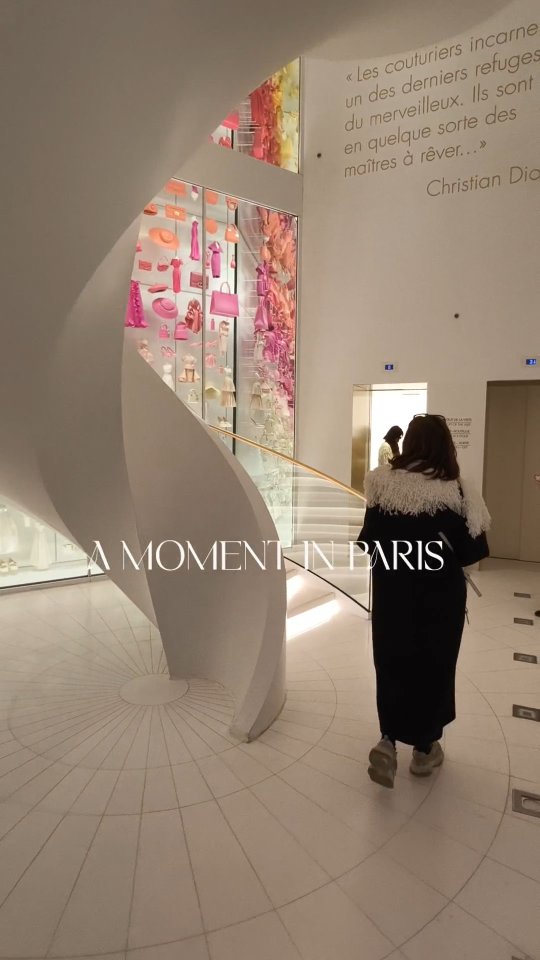 A moment in Paris.
Not just the landmarks — but the in-between. Soft light on silk during appointments. Sketches after the Dior museum. Old buttons found at the flea market.
Photoshoots as the city turns gold. Collecting textures. Collecting stories, and bringing them home to the atelier.
OUMA, shaped by moments like this.
#OUMAAtelier #AMomentInParis #ParisDiary #BridalCouture #DesignerLife