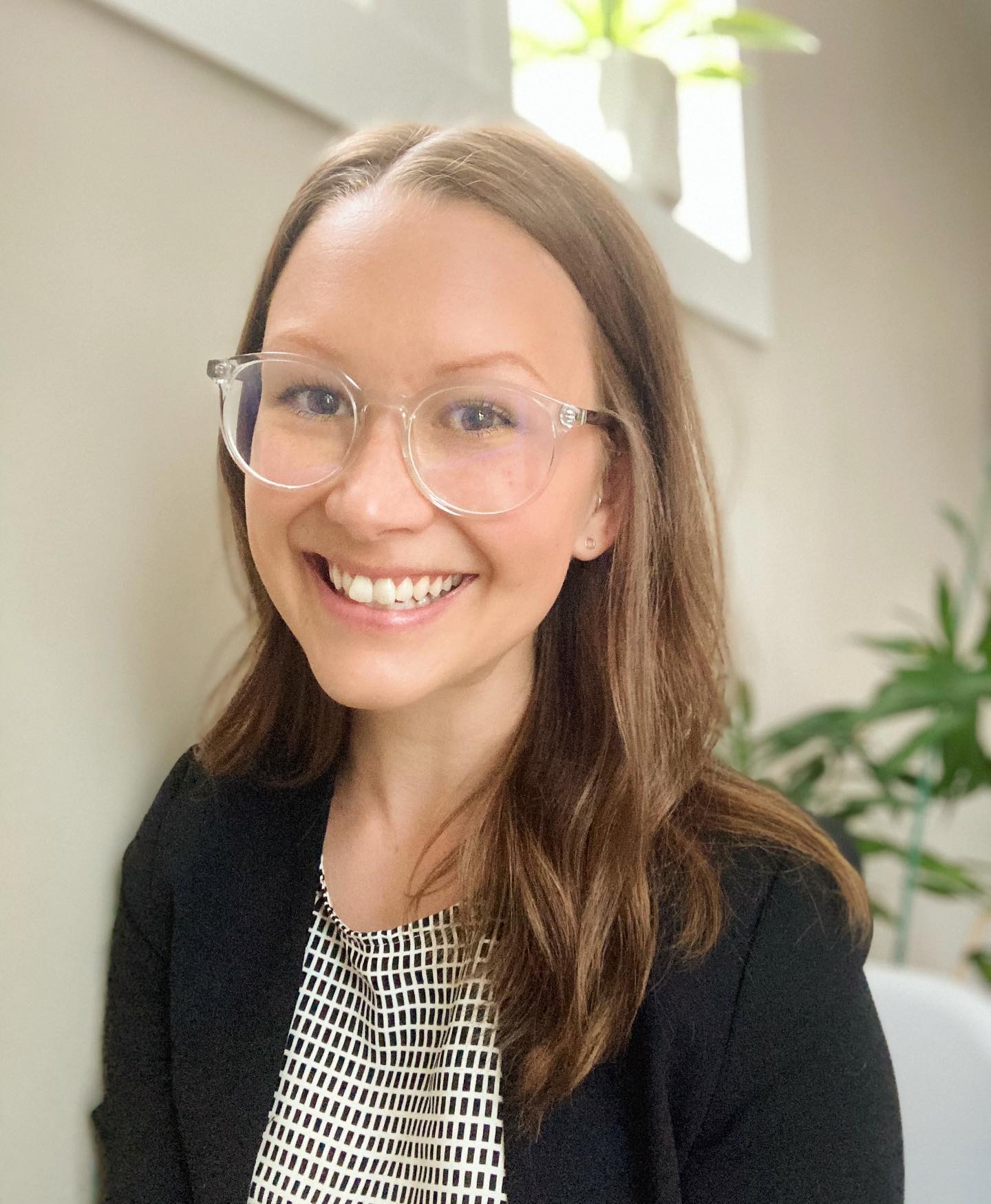 👋 You may have heard that regulated health professionals, including NDs, have been given a green light to begin to return to practice (with rigorous precautions in place to maintain everyone’s health)! Keeping the best interests and safety of my patients and the public in mind, I will continue to maintain a (mostly) online practice for the time being 💻 I feel very fortunate I’m still able to connect with patients this way. As eager as I am to be seeing everyone in the clinic again, I feel it’s my responsibility to maintain physical distancing when possible 👌 (And it’s also worked out to be very convenient for patients to meet online!) However, if you do feel you are in need of an in-person visit or acupuncture appointment, we can make arrangements for– just reach out! @dralliezaruk has been working hard to make sure Main Street Chiropractic can operate safely, following all the guidelines outlined by our government and regulatory bodies. Things will certainly look different, but you can be assured all the steps are in place to keep you healthy and safe 🙌
I am accepting new patients virtually as well! (Ontario residents only). So now’s a great time to work together if you’ve been thinking about seeing an ND for awhile, need some guidance for dealing with the stress / anxiety of these times, or want to get your health back on track 🥦Don’t hesitate to contact me directly through DM or email for more info. Direct billing is available as well to make things even easier.
Looking forward to meeting (online) soon! ☺️