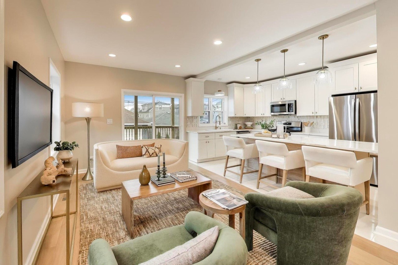 We carved out a functional family space next to this kitchen to show open flow conversational and lounge opportunities. And we used some of our favorite green side chairs for a subtle dose of color 💚 #chicago #chicagorealestate #havenhomestager #chicagohomestaging #stagingworks #stagingsells #staging #homestaging