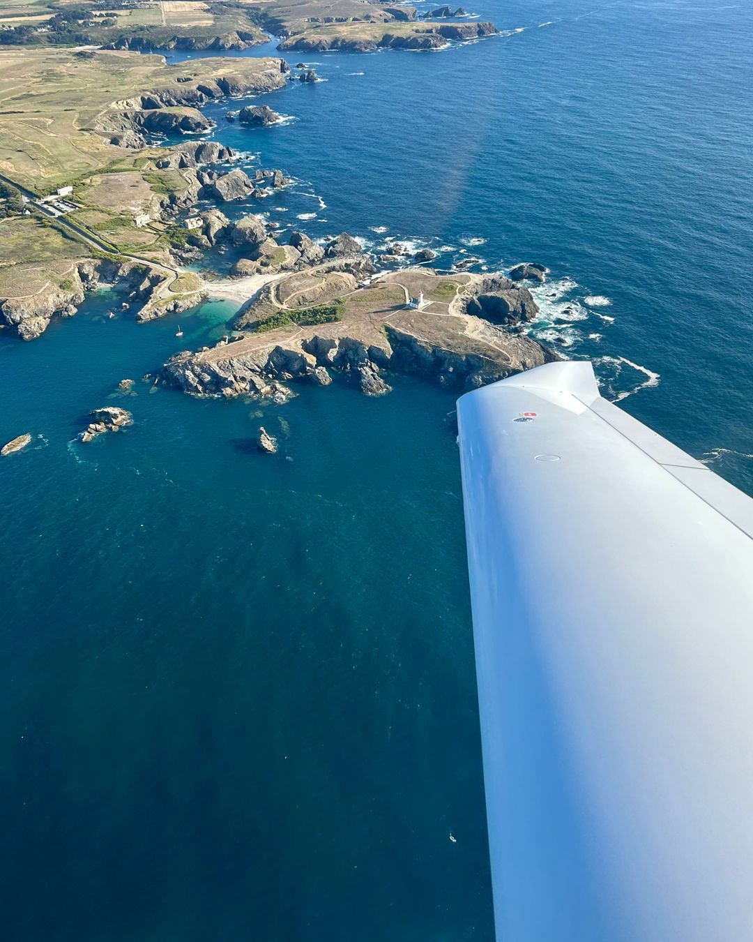 Wow ! Et si vous appreniez piloter cette année ? Bienvenue à l'Aéro-Club de Belle-Ile 😄 #belleile #pilotage #avion #vueduciel