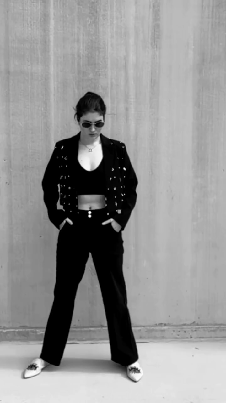 My very charming blazer! 🧿💎
A cropped blazer embellished with a grid of alternating pearl charms and a myriad of other charms that best represent me!
Like a professional charm bracelet!