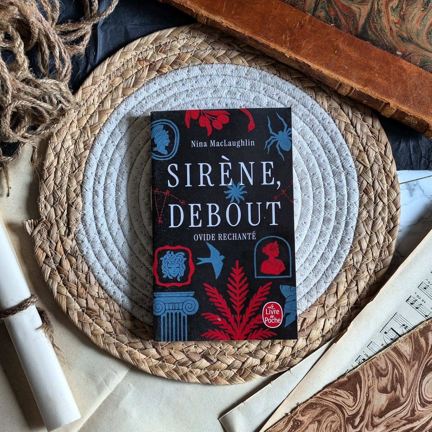 ✨ Sirène, Debout - Nina McLaughlin ✨
J'ai été assez surpris par ce roman. Je m’attendais à une simple relecture de mythes… et pas du tout. C’est un texte plutôt engagé, quasi frontal, qui classe ce livre dans la catégorie : "J'adore où je n'aime pas".
Pour le coup j'ai apprécié ma lecture. Ici, Nina McLaughlin redonne la parole à celles qu’on connaît surtout à travers le regard des dieux : Méduse, Daphné, Arachné, Eurydice, Callisto, Galatée… Et d’un coup, les mythes changent complètement de visage. On ne parle plus de belles histoires lointaines, mais plutôt de violences, de corps volés, de silences imposés, de femmes qu’on blâme au lieu d’écouter.
Ce qui m’a frappée, c’est à quel point le parallèle avec notre époque est évident. Les dieux deviennent l’image d’un pouvoir arbitraire, intouchable. Et les femmes, enfin, racontent ce qu’elles ont vécu.
Certains chapitres sont vraiment difficiles à lire ( Calisto par exemple) et on se rend compte à quel point les versions “classiques” des mythes minimisent des actes d’une cruauté extrême.
La plume est brute. J'ai parfois eu du mal sur certains passages mais ça reste très sympa à lire. L’autrice joue avec les points de vue, et ça rend la lecture intense.
À lire si vous aimez la mythologie, oui, mais surtout si vous aimez les textes qui racontent autrement les choses.
#sirenedebout #roman #pocketimaginaire #BookstagramMeute #mythologie