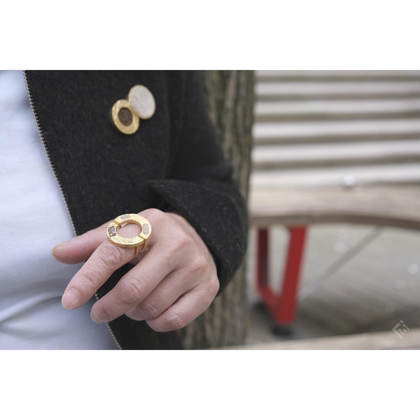 .
FU(NA)TURE everyday jewellery collection - Featuring a pair of semi-circle rings (Jesmonite inlay/ Set with tourmaline crystal) and a double circle brooch (With “coffee leather” and Jesmonite inlay)
.
@jo_bcu @a.i.r_soj
.
.
#jewellery #art #contemporaryjewellery #artjewellery #narrativejewellery #jewelery #narrativejewelry #artjewelry #contemporaryjewelry #japan #hongkong #uk #ukjewellerydesigner #ukjewellery #hkjewellery #hkjewellerydesigner #japanesejewelry #japanesejewellery #japanesejewelrydesigner
#photography #japaneseaesthetics #japaneseaesthetic #wabisabi #gem #gemmology