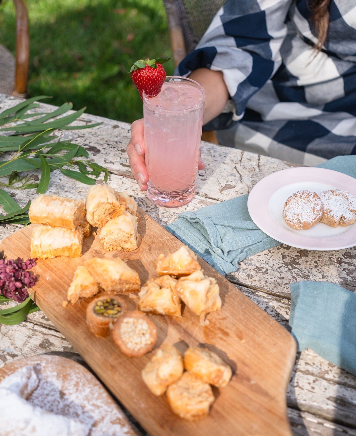 For those with a sweet tooth, both Anison and Mastiha are perfect companions to Greek pastries, Mediterranean desserts, basically any rustic home made sweet from across the globe!
The sweet, herbaceous notes of Mastiha and the spiced, aniseed-forward profile of Anison pair beautifully with traditional flavours, making them ideal for an after-dinner sip or a unique dessert experience.
.
.
.
.
.
.
#macedondistillery #anison #daylesfordmacedonranges #daylesfordmacedonlife #macedonranges #macedonrangesfoodies #melbournefoodies #macedon #romsey #lancefield #melbournebartender #melbournecocktails