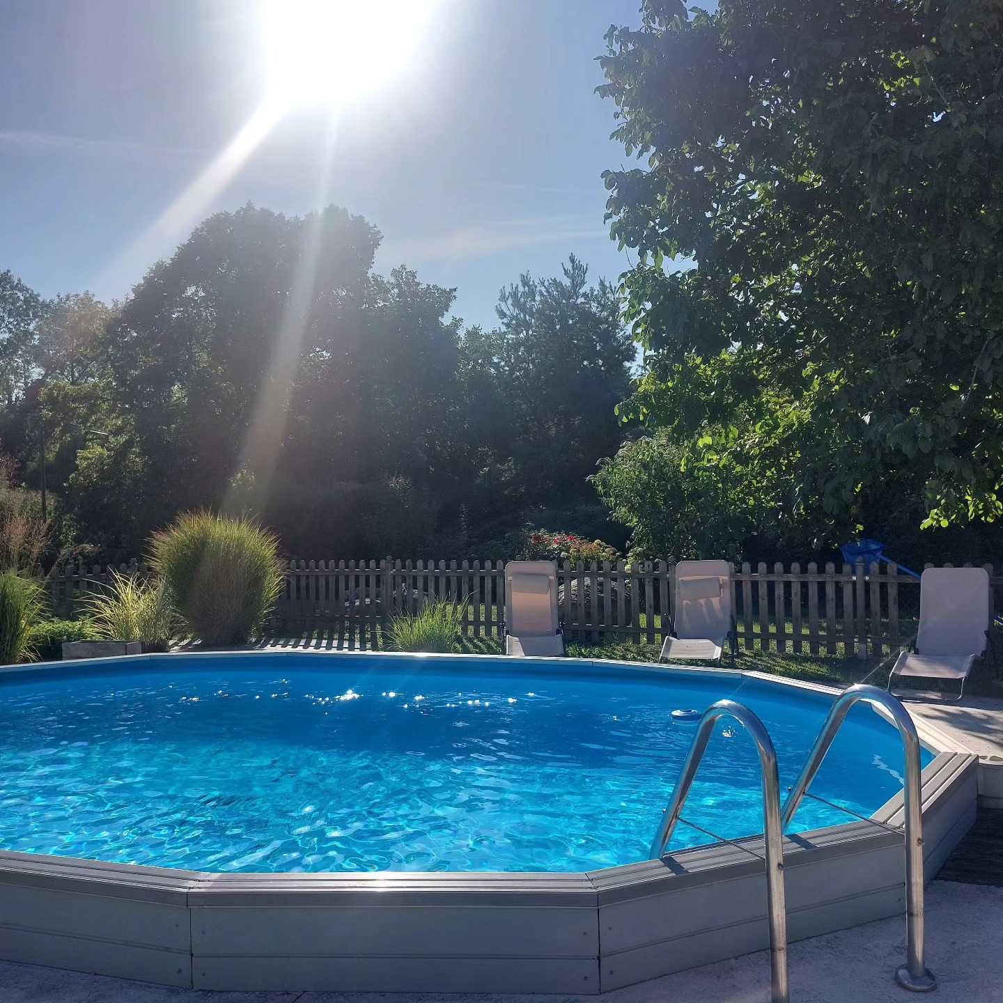 🌊 La piscine de #lacommanderie pourra rafraîchir les hôtes en ces jours de fortes chaleurs 🌞