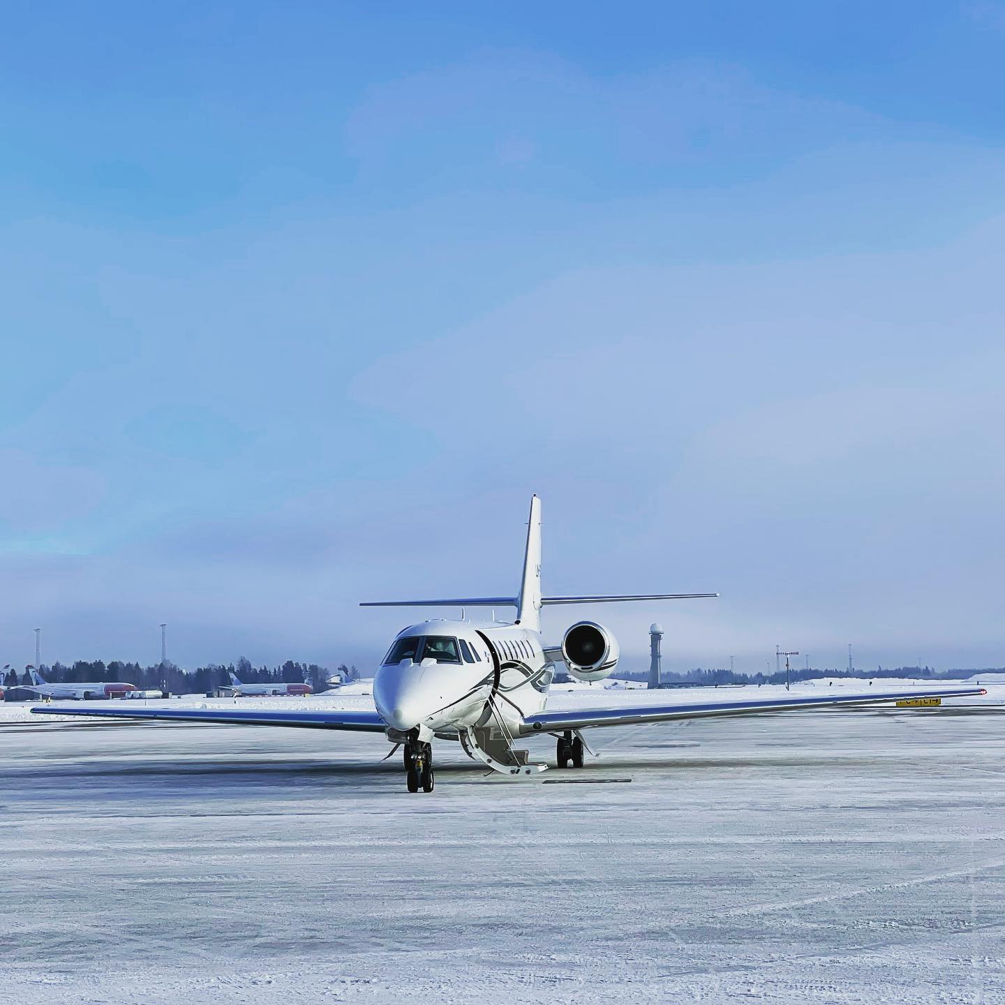 Just a little hello from our Oslo FBO. It is -11C and freezing fog. A typical winter day at OSL airport. If you need executive handling services in Norway give us a call or shoot us an email and we will be happy to assist. We hope all of our followers are having a great day. #sundtair #sundtairexecutivehandling #osloairport #privatejet #executive #fbo #avgeek #norway