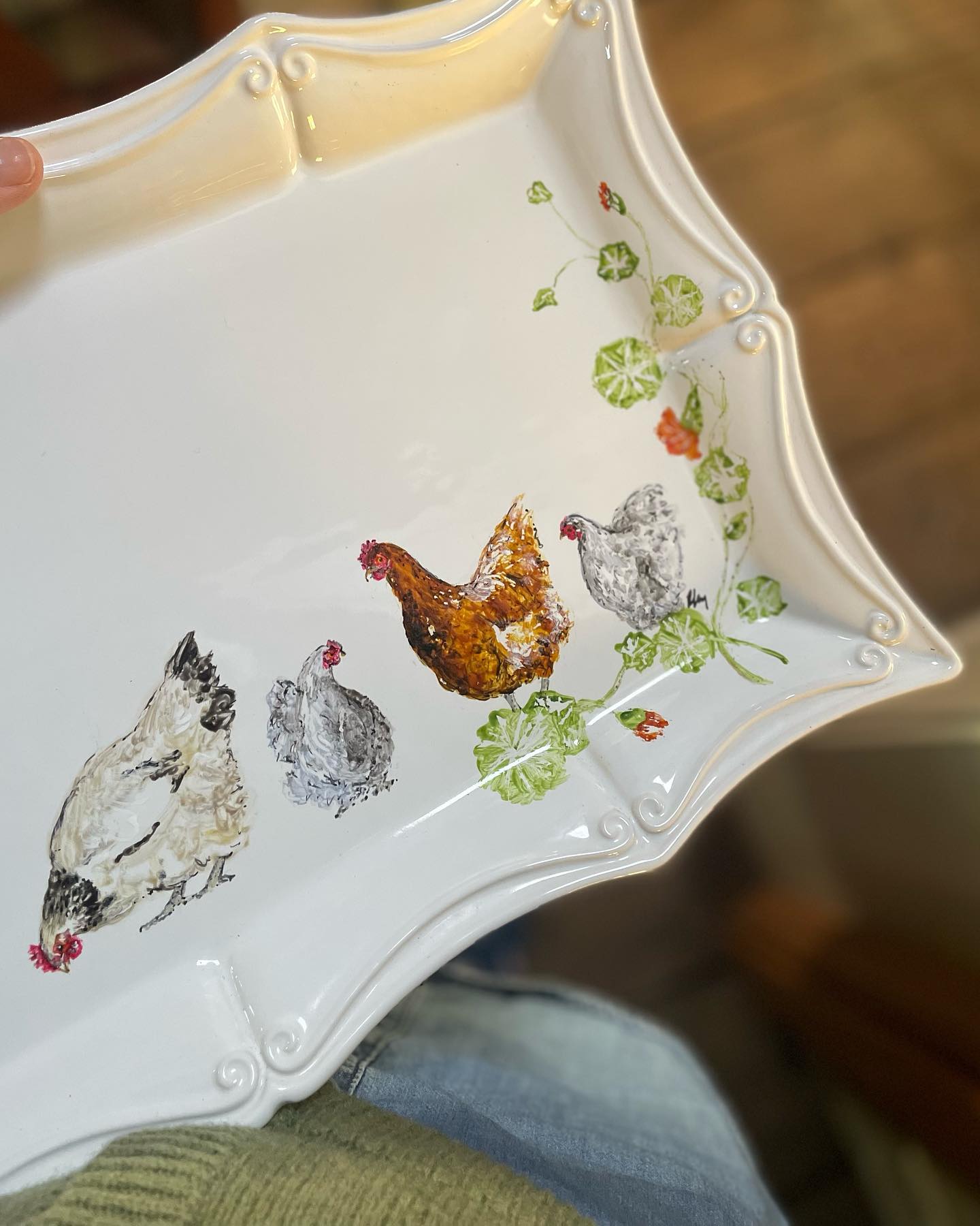 I’m not sure why hens and nasturtiums seem to find themselves in each others company, but they often do. This hand painted platter is winging it’s way to the @chidd_castle Christmas Fair this Saturday 🐓🌲