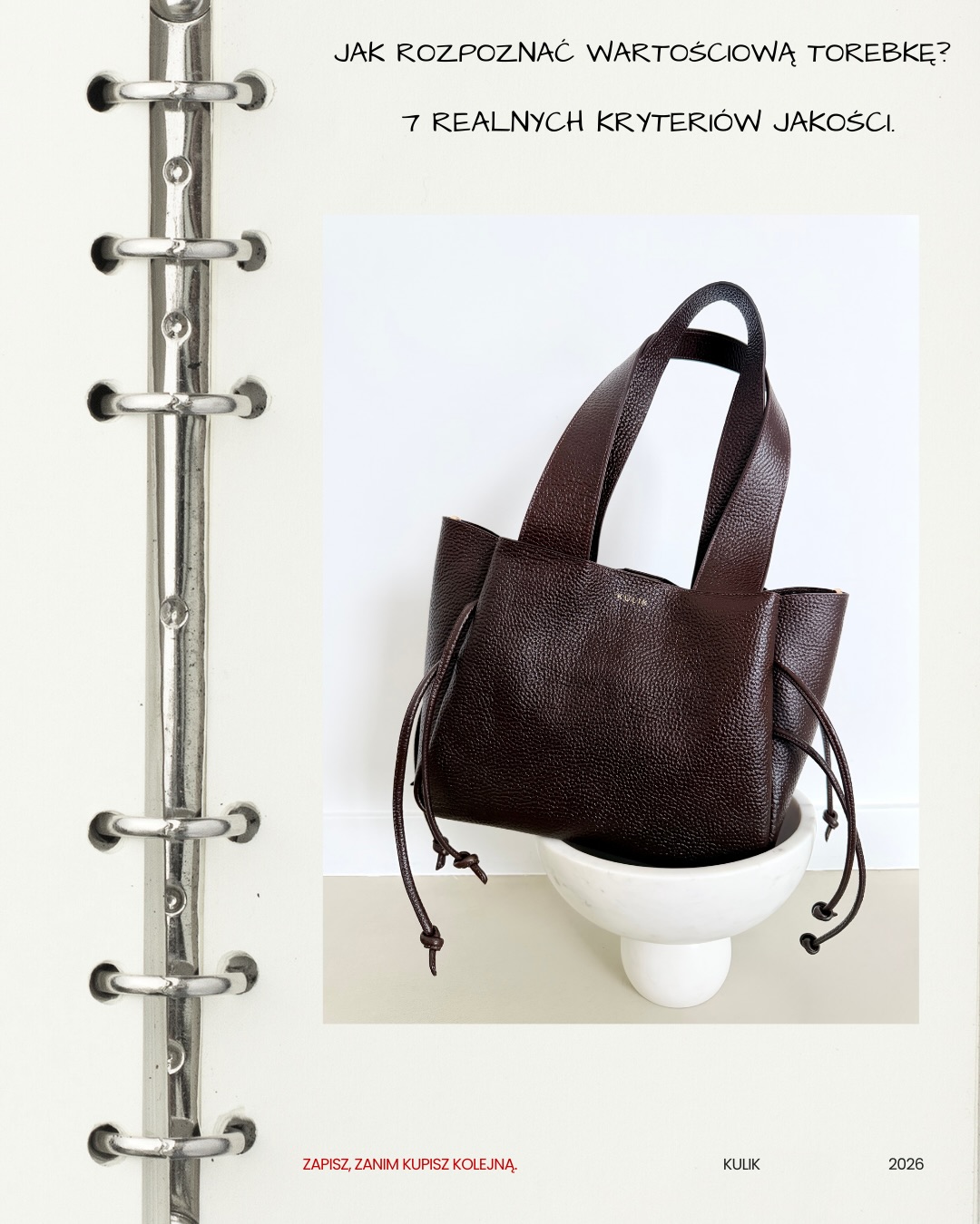 Jak rozpoznać wartościową torebkę?
Nie po logo.
Nie po trendzie.
Prawdziwa jakość zaczyna się tam, gdzie widać detale —
i tam, gdzie marka nie ma nic do ukrycia.
W tej karuzeli pokazujemy 7 realnych kryteriów, które mają znaczenie przy wyborze torebki na lata:
od konstrukcji i materiałów,
przez przemyślane wnętrze,
po transparentną informację o pochodzeniu i lokalne rzemiosło.
Cena nie jest tu obietnicą.
Jest konsekwencją jakości skóry, pracy ludzkich rąk
i produkcji w Polsce — bez „dopłaty za logo”.
Jeśli kupujesz świadomie,
wiesz, że dobra torebka nie musi krzyczeć.
Wystarczy, że jest dobrze zrobiona.
Zapisz ten post — zanim kupisz kolejną.