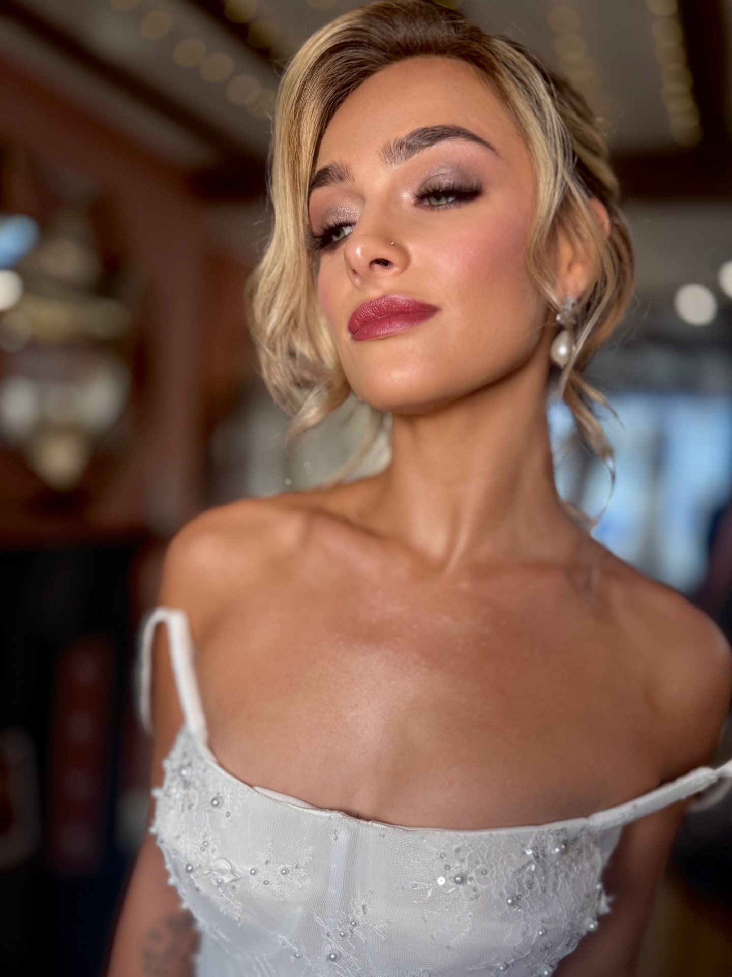 ⚡️🤍 Not all brides want soft glam..
.. and I completely understand that. Bridal makeup should not be about trends- it’s not a one size fits all- it should always, ALWAYS reflect individuality and personality… and I’m 💯% there for the girls that want something different.
E looked like an absolute rockstar in this full glam, with smoked out eyes and statement lip ♥️
Makeup @helenleemua
Hair @shesaidyesbridalhair
Dress @twentytwobridal
Jewellery @nicholls.jewellery
Model @ellenathebride
#bridalmakeup #fullglam #bride #engaged #bridalmakeupkent