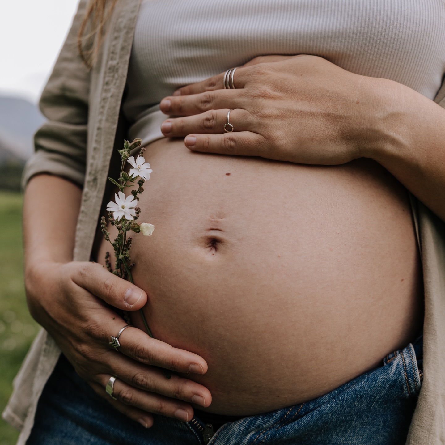 Les fotografies són un regal per al futur, per recordar com va començar tot.
Per mi, les sessions d’embaràs són un espai de pausa. Un moment per baixar el ritme, respirar i connectar amb tot el que està per arribar.
No buscarem posats forçats ni anirem amb presses. Buscarem gestos reals, complicitat, carícies, mirades i emocions sinceres. 🤍
Si esteu esperant un bebè (o acaba d’arribar) i voleu guardar aquest inici amb calma i afecte, em podeu escriure per més informació. 💌 M’encantarà acompanyar-vos en aquests moments tan únics.
Una abraçada,
Andrea Pop
🖥️ www.andreapopfotografia.com
✉️ andreapopfotografia@gmail.com
📲 687 69 44 61
.
#andreapopfotografia #pallars #lleida #embarazo #embaras