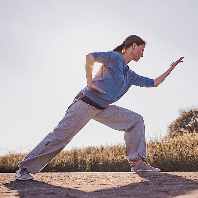 Tai Chi & dein Selbstvertrauen
Welchen Einfluss hat Tai Chi auf dein Selbstvertrauen?
Wenn du mit Tai Chi beginnst, stellst du fest, dass die Bewegungen ziemlich tricky sind. Es sieht leicht aus. Doch mit dem eigenen Körper klappt das nicht sofort.
Mit der Zeit und den Wiederholungen merkst du, das es sehr wohl möglich ist, sich weich & fließend zu bewegen. Du weißt plötzlich wie, weil du die Bewegung fühlst & wahrnehmen kannst.
Das gibt dir Vertrauen zu deinem Körper! Das schenkt dir Vertrauen zu dir selbst!
Probier' es aus! Lerne Tai Chi!
Bild: @lisas_landscapes
.
.
.
.
.
#taichilernen #daoflow #qigong #taichi #taichionline #qigongonline #taichiqigong #schönebewegung #lebenimjetzt #achtsamleben #innerebalance #innereharmonie #imeinklangmitmir #ruhigergeist #auszeitvomalltag #durchatmen #ausgeglichenheit #stressbewältigung #körperbewusstsein #sportzuhause #gesünderleben #selbstliebe #inspiration #gesundheit #healthylifestyle #positivevibes #taichideutschland #qigongdeutschland #auszeit #entspannung
