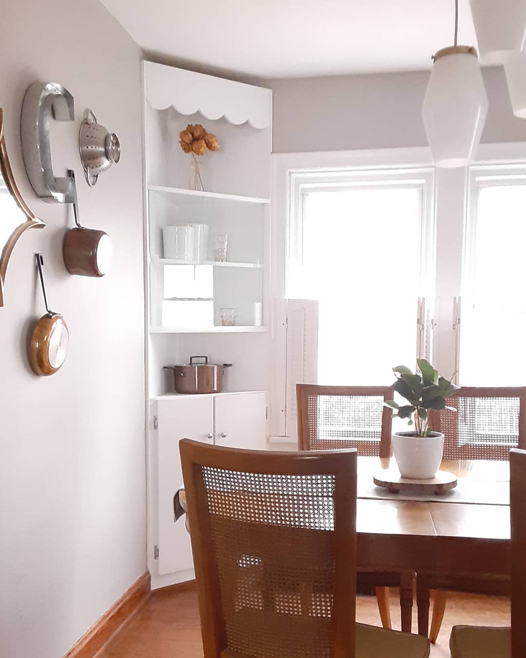 At least is was still bright on this cloudy day. 🙌🏻
.
.
.
#stlinteriordesign #stlhomestaging #stlrealestate #stlstaging #interiordesign #myoldhome #diningroominspo #slatedstaging #oldandnew #mixedmetals