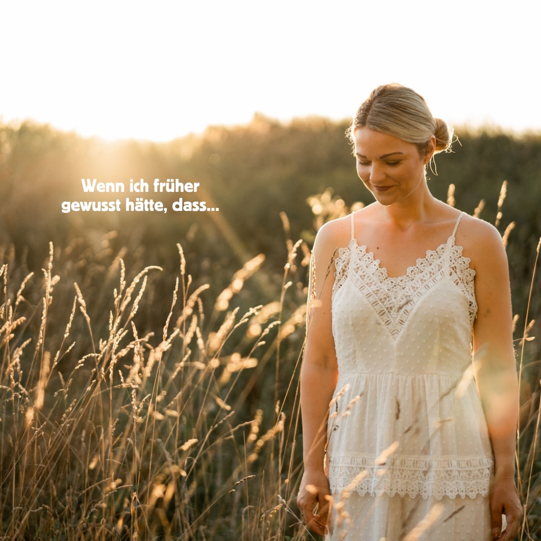 Du beginnt oft etwas, ohne genau zu wissen, was dich erwartet.
Manchmal ist das Risiko.
Manchmal ein Geschenk.
Manchmal beides.
Ich singe, seitdem ich denken kann.
Aber der Schritt in die Selbstständigkeit war eine ganz eigene Mutprobe.
Mit Unsicherheit, Verantwortung, Sichtbarkeit- und vielen, vielen Dingen, auf die mich niemand wirklich vorbereiten konnte.
Nicht alles daran ist leicht.
Und vieles fordert mehr, als man von außen sieht.
Trotzdem bin ich froh, diesen Weg gegangen zu sein.
Und mit allem, was ich heute weiß, würde ich ihn genau so wieder einschlagen 🤍
Ach ja: SpießrUtenlauf of course 😂✌🏼
📸 @theresa_weinberger_fotografie & @shiatsu_michl
#sängerin #selbstständigkeit #selbstständig #myway #leidenschaft