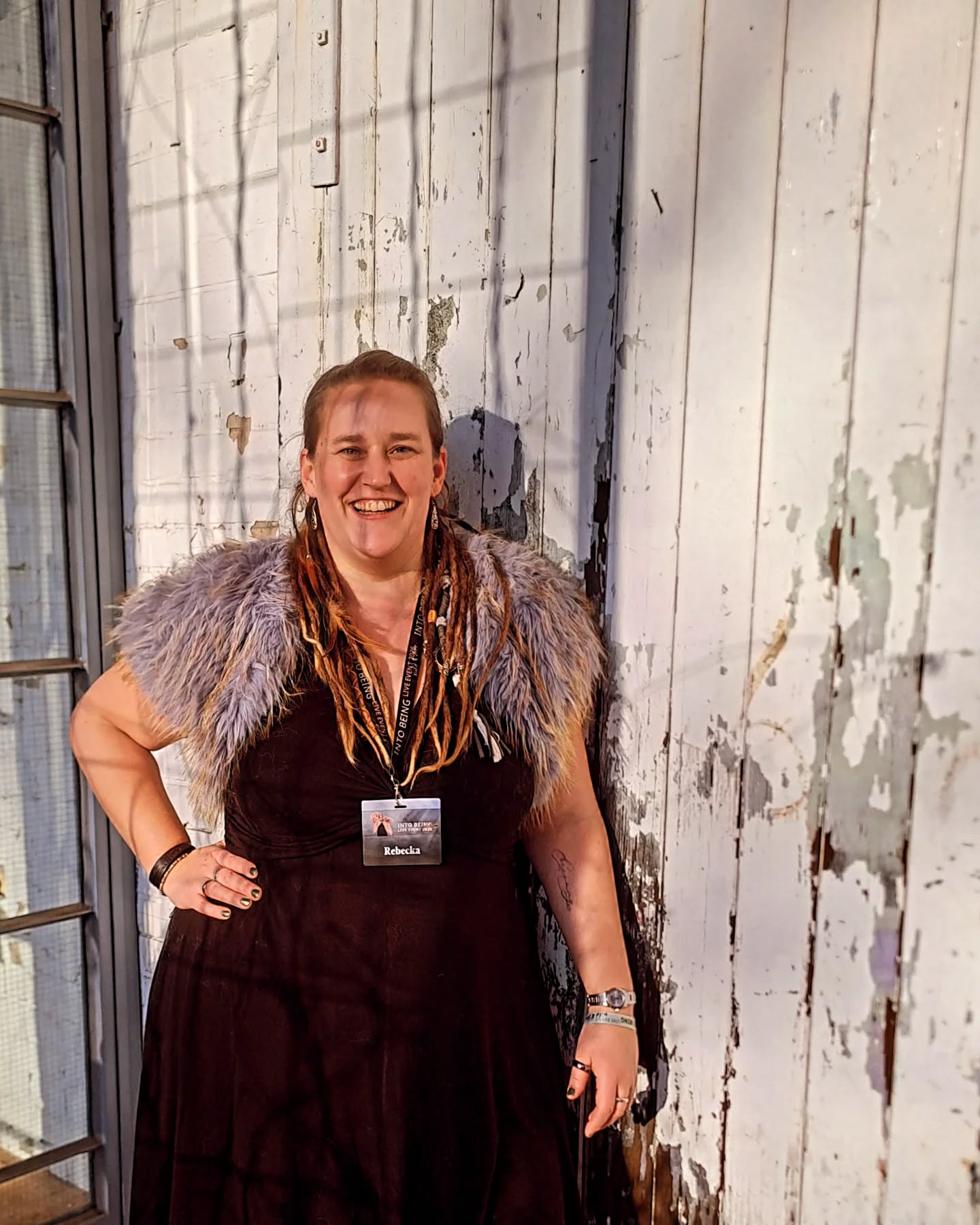 Jetzt ist es schon eine Woche her,
dass das Live-Event des @intobeing.universe endete,
eine Woche seitdem sich etwas in mir verändert hat,
seit das Motto wild & free in mir arbeitet.
Ich kann es garnicht so richtig in Worte fassen,
aber ich kann es fühlen.
Die Freiheit im Herzen
Das Vertrauen in Leben,
Das Wissen, das ich immer an meiner Seite stehen kann, egal was kommt.
Der Glaube an mich selbst und das Leben immer für mich ist.
Die Freiheit die hinter der Herausforderung liegt.
Das Wachstum hinter der Angst
und die Liebe in jedem und allem.
Ich werde mutige Schritte gehen, mit einer inneren Sicherheit das ich nicht scheitern kann.
Ich werde Erfahrungen sammeln, die sich wie scheitern anfühlen.
Ich werde Erfolg haben, denn dieser ist unausweichlich, wenn ich auf meine Intuition vertraue und mich dem Leben hingebe.
Ich weiß nicht welcher Weg vor mir liegt, ich weiß auch nicht, wohin er führt, aber ich weiß das er mich immer näher zu mir bringt und dass es mein Weg ist, wenn ich ihn wild und frei gehe und in jedem Moment mir selbst vertraue.
Ich allein habe die Verantwortung für mein Leben,
egal was mir begegnet ich kann die Verantwortung übernehmen
und es wird mir oft genung nicht gelingen,
aber ich werde immer wieder neu meine Augen öffnen, die Welt betrachten und an meiner Seite stehe für den nächsten Schritt.
Ich werde mich schämen und an meiner Seite stehen.
Ich werde zweifeln und mich da durch begleiten.
Ich werde mich durchs Tal führen und über den Berg tragen.
Dieses Wochenende hat was mit mir gemacht,
das letzte halbe Jahr mit @danaschwandt in #quantum hat so viel bewegt,
ich bin immer noch die selbe und doch so viel mehr ich.
Ich kenne jetzt eine Version von mir, an die ich mich immer wieder andocken kann, wenn das Leben mir begegnet.
Ich lerne immer mehr das Leben zu rocken, in allen Lebenslagen.
Und ich freue mich wie verrückt auf alles, was kommt.
#berlin @von_greifswald