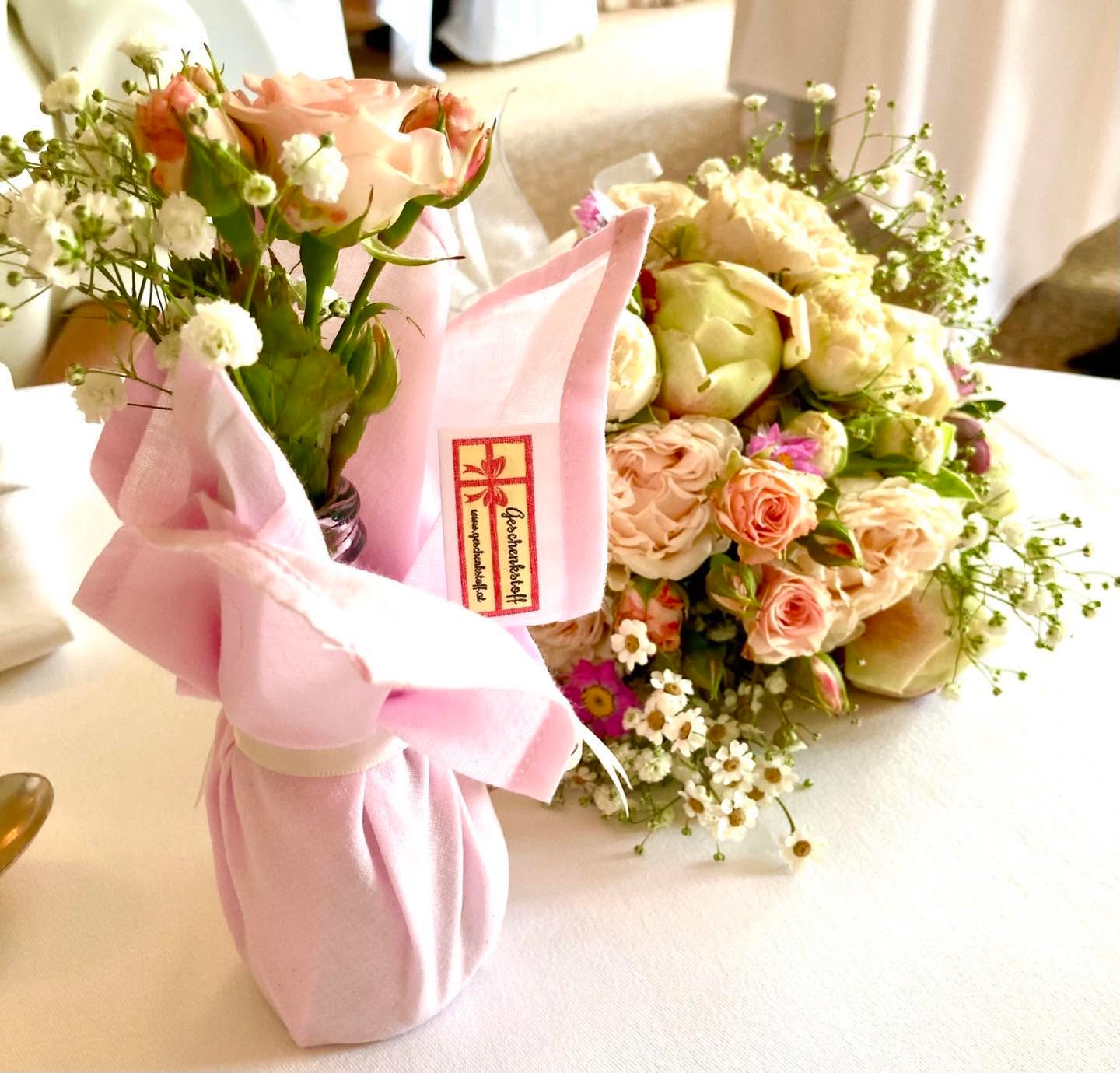 Muttertag mit dem perfekten Tischschmuck: Ein kleines (ausgetrunkenes😂) Campari-Soda Flascherl in Geschenkstoff einpacken, Blumen rein und fertig✅
#muttertag #geschenkstoff #mitstoffverpacken #festefeiern