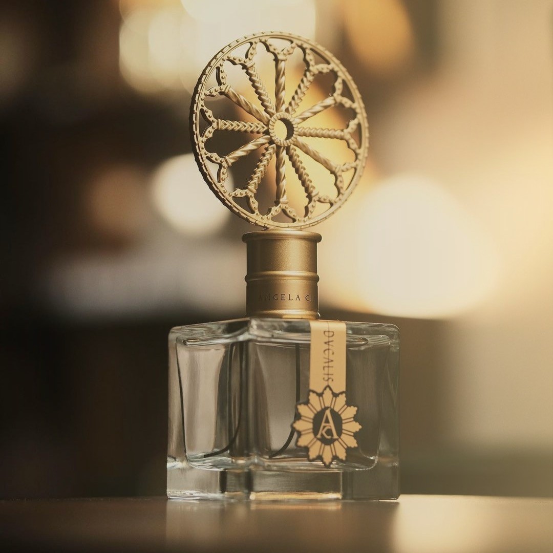 Gifts season is here: don't forget to choose emotional gifts over the others.
Shop at angelaciampagna.com and surprise your dearest ones - or yourself - with the finest creations...
#gifts#xmas2022#xmas#christmas#holidays#perfumes#perfume#fineartisanalperfumes#angelaciampagna#angelaciampagnaparfums#shopping#nicheperfumes