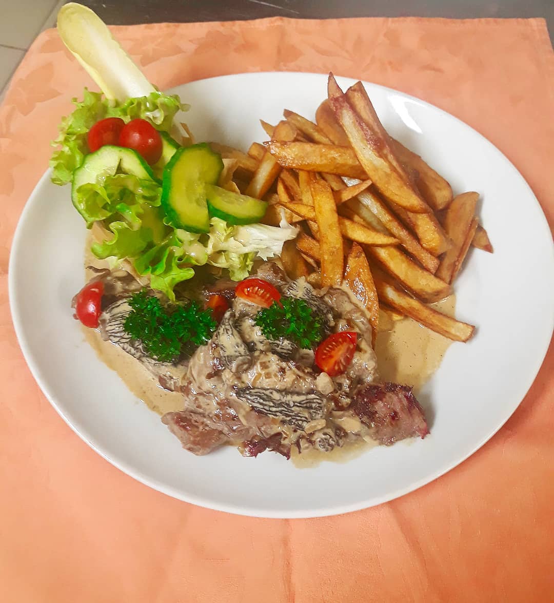 Bavette d'aloyau sauce morilles 🥩 accompagnée de ses frites et de sa salade 🍟🥬 La bavette est un muscle de l'abdomen du boeuf 🐄
Il n'existe pas moins de 49 espèces de morilles !🍄