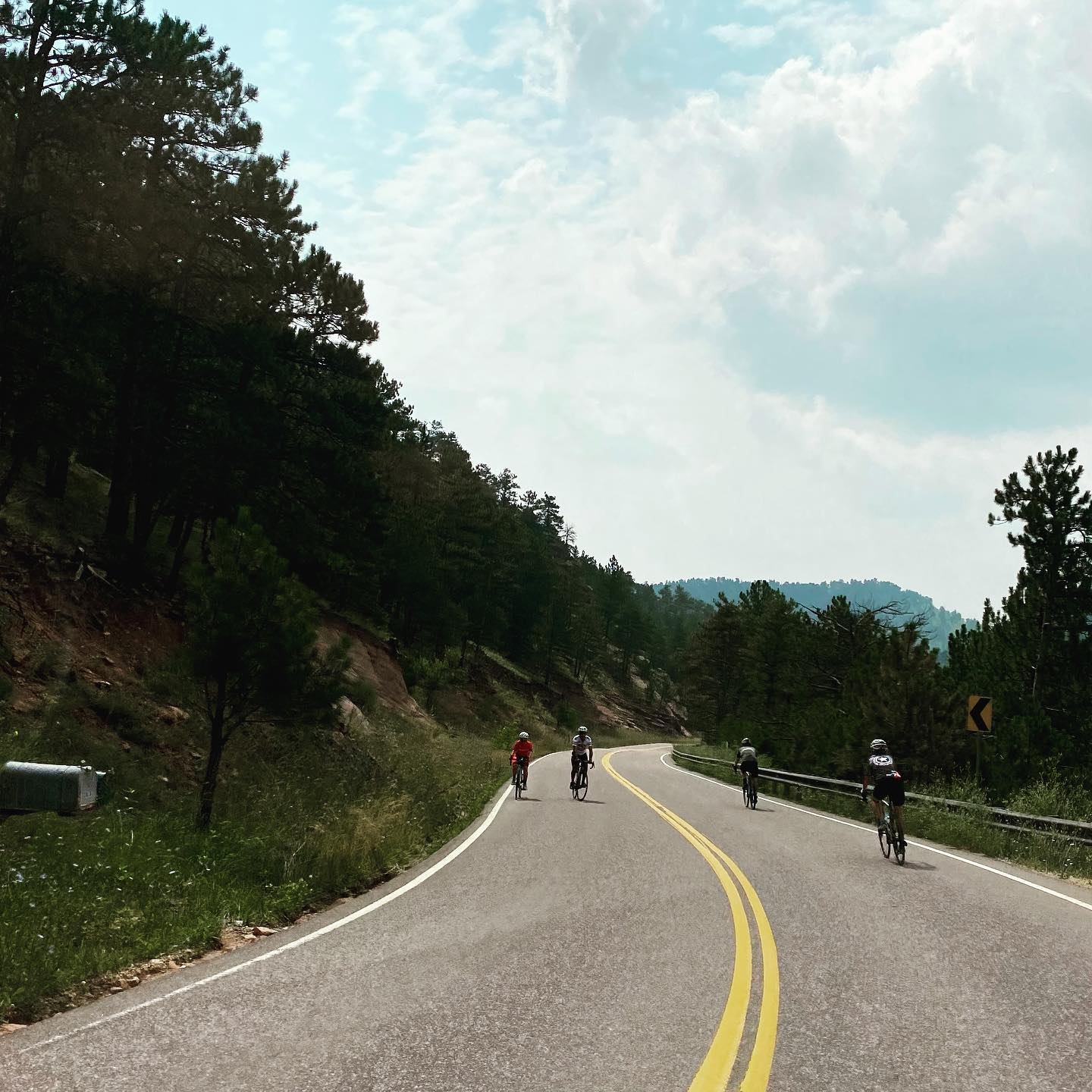 Here’s a view of the downhill bikes being safe while the uphill bikes not following the #singlefile rule and approaching a blind turn, thankfully there were no cars coming up behind them! #bikesbesafe #leelhilldrive #bouldercounty