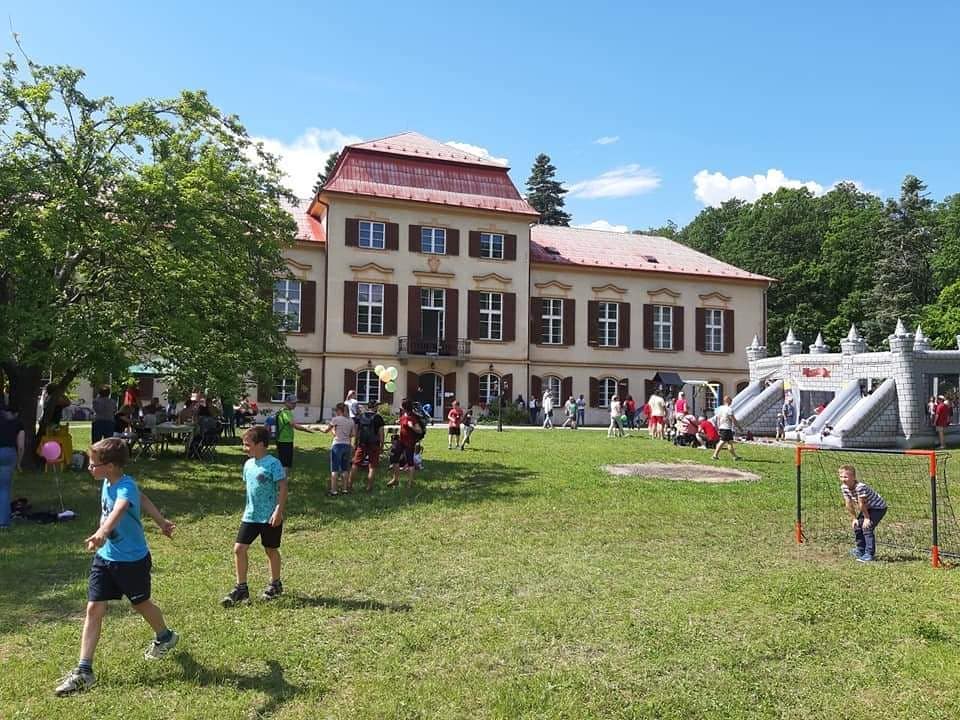 Aj tento víkend sme pre Vás otvorení a tešíme sa na Vás 🍻☕️🍹🌳🌞 a budú aj palacinky na sladko i na slano 😋🥞, a aj opekať sa bude dať. Nemusíte sa na to pripravovať, všetko budete mať u nás pripravené, stačí prísť :)