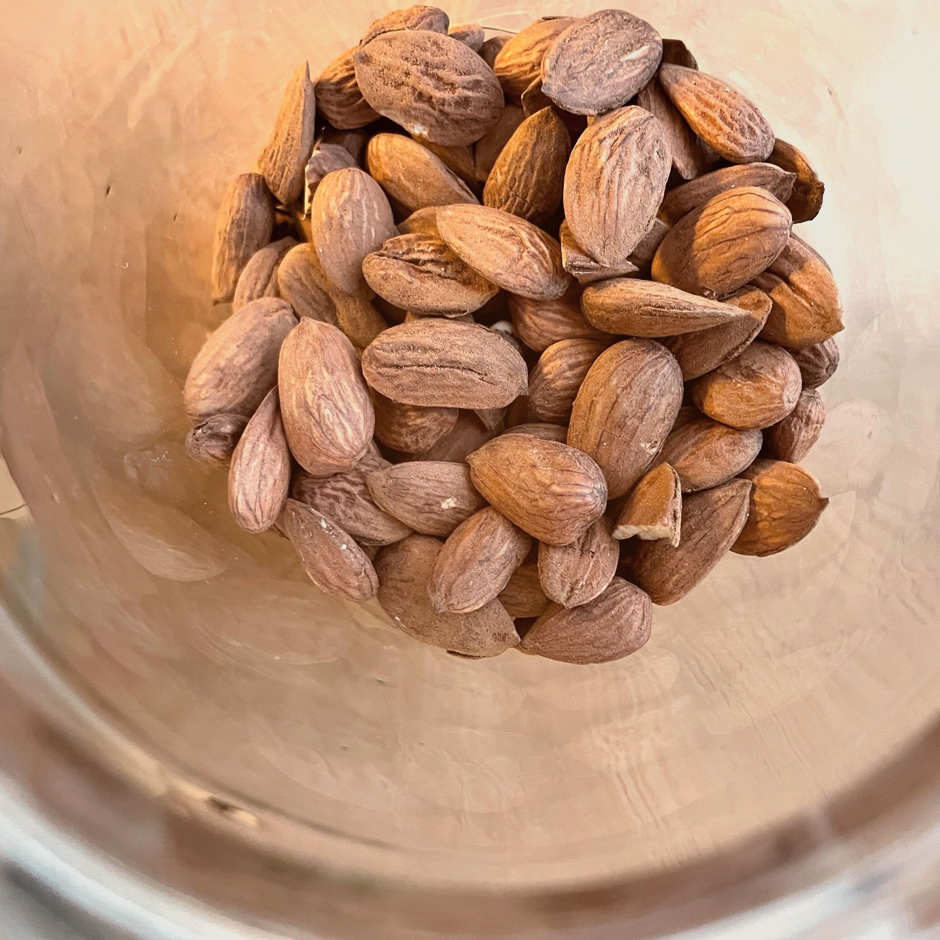 Nüsse machen dick... Mythos? 🤔🥜🌰
Ich habe frische Mandeln aus Marokko mitgebracht, so yummi! 😋 Magst du Nüsse oder meidest du diese wegen „zu viel“ Kalorien?
Hier drei Facts, welche zeigen, dass Nüsse sogar beim Abnehmen helfen! 👍🏻
- Durch den Fettgehalt entsteht eine längere Sättigung nach dem Essen. Wenn du dein Frühstück mit Nüssen einnimmst, fallen die weiteren Mahlzeiten kleiner aus, da länger satt. Der Verzehr anderer Mahlzeiten über den Tag verteilt reguliert sich so besser.
- Nüsse erhöhen die Stoffwechselaktivität. Die Wärmeproduktion wird angekurbelt und die Thermogenese startet. Es können teilweise Kalorien verheizt werden, ohne dass wir dies merken.
- Fünf bis 15 Prozent des in den Nüssen enthaltenen Fettes wird unverdaut wieder ausgeschieden. Auch wenn wir diese gut kauen, kommt es vor, dass das Fett in unaufgebrochenen Zellwänden nicht vom Körper aufgenommen wird. Anders hier bei Nussmuss, dies wird komplett verdaut!
Fazit: keine Angst vor Nüssen! Auch nicht, wenn du einen Gewichtsverlust anstrebst. Noch Fragen? 😜
#ernährung #ernährungsberatung #ernährungsberatungzürich #psychologie #essen #wohlfühlen #gewicht #balance #gesundeernährung #fett #gesundefette #mythos #aufklärung