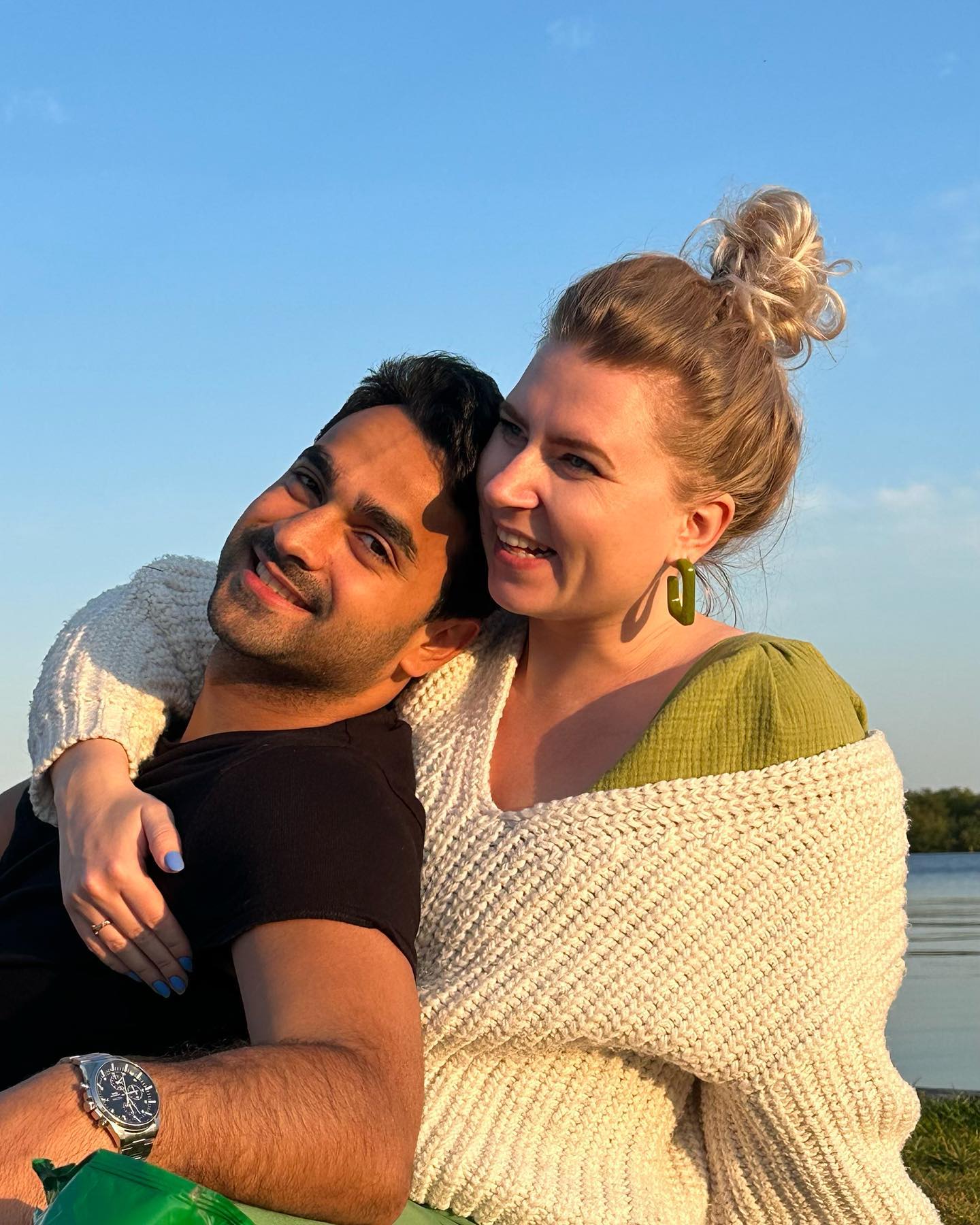 Ik ben nooit uit de kast gekomen. Er is niet één moment geweest dat ik de mensen om mij heen vertelde dat ik niet alleen op mannen val. En niemand heeft mij er ooit anders om behandeld.
Dat is het privilege dat je hebt als je een witte, cisgender vrouw bent. Al helemaal in een hetero normatieve relatie.
In de pride month ben ik mij nog meer bewust van dit privilege. Het blijft zo niet eerlijk dat de een wel en de ander niet mag zijn wie die is en mag houden van wie die houdt…
Liefde is toch ten alle tijden iets wat we zouden moeten vieren?
❤️💛💚💙💜
#pridemonth #liefdeisliefde #queer