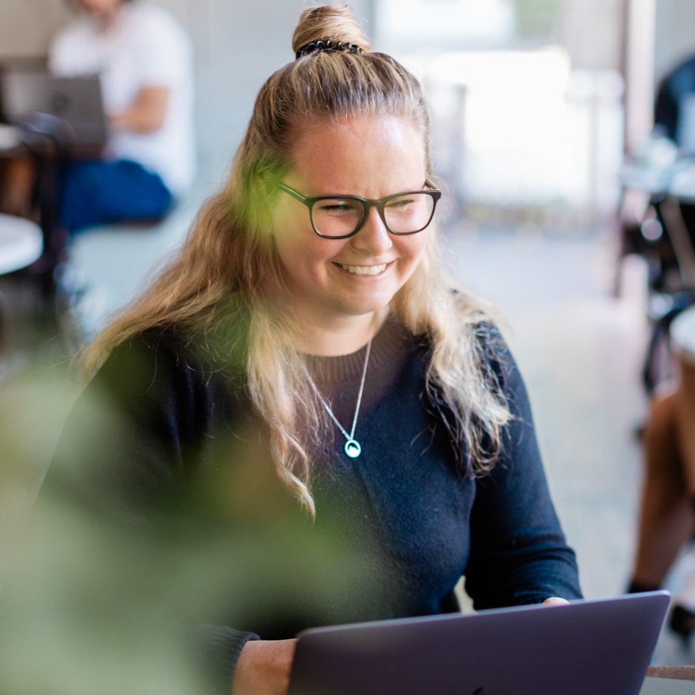 Hej, jag lever men detta konto har under hösten fått hamna sist på to-do listan. 😬
Hösten har varit fullspäckad med kundjobb men sen har mitt andra företag @esb.academy fått mycket fokus.
Där hjälper jag andra kvinnor att starta upp en business som VA och det är så himla roligt att få hjälpa andra och jag utvecklas massor.
Men det betyder att ESB Design fått lägre prioritering.
Och det är utmanade att ha två företag, två konton och allt vad det innebär.
Jag har under hösten också haft uppdrag hos @affarskompetens där jag är rådgivare inom digital marknadsföring. Fått träffa många olika typer av företagare och branscher och det har varit så roligt. ☺️
På onsdag åker jag till Thailand på semester och ska under denna tid fundera på hur detta konto ska se ut framöver. Hur jag ska prioritera min tid och lägga en tydlig strategi för mina två företag.
För ibland behöver man lite semester och ledigt för att tankarna ska få ta plats.
Ser fram emot kommande veckor och vad de kommer att föra med sig.
Vill också passa på att tacka dig som hänger kvar här trots att det är dött. 😅