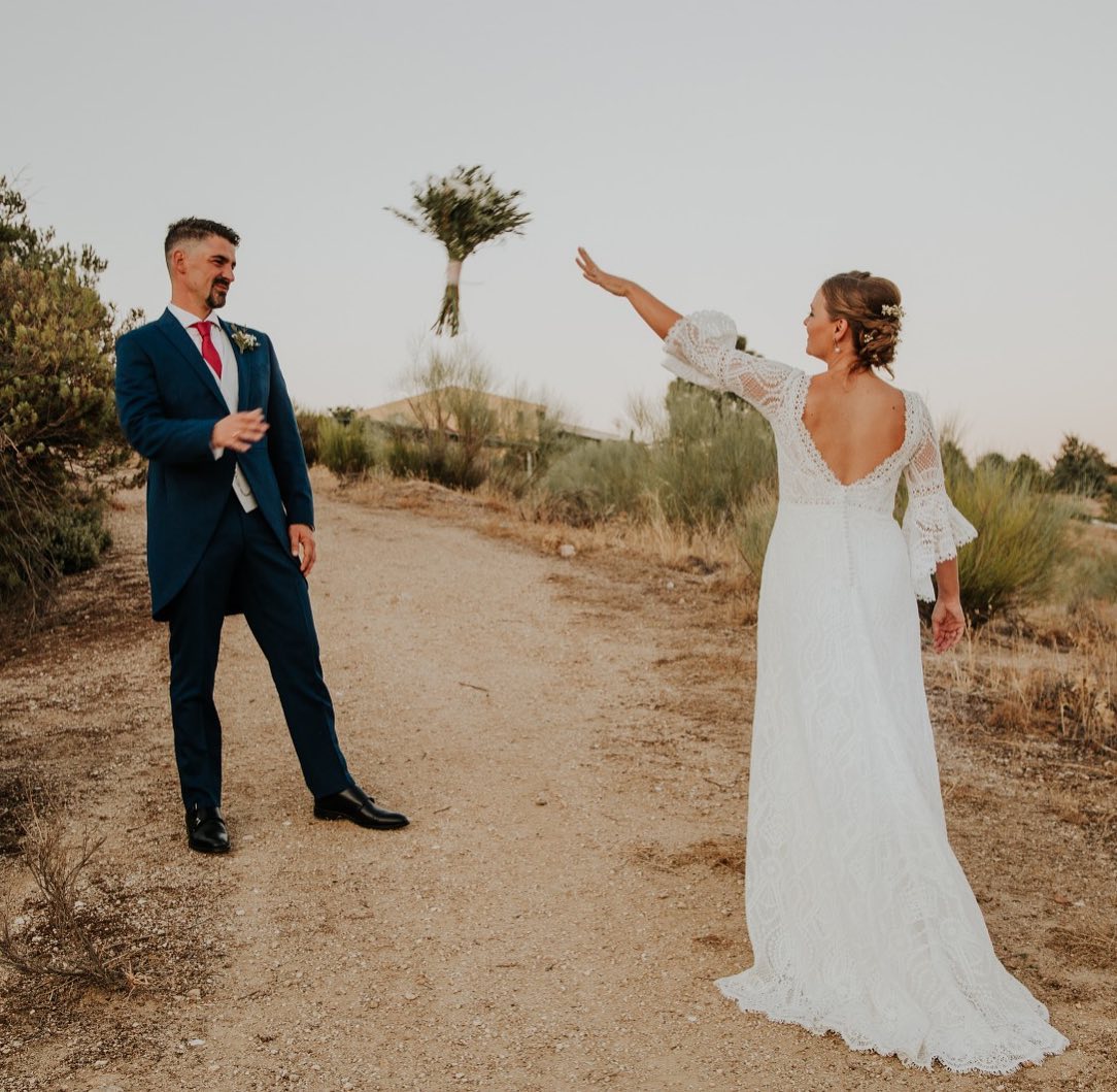 Cógelo! Lanzamiento de ramo. A&J se lanzaron el ramo y este fue el gracioso resultado. #lanzamientoderamo #novios #wedding #bodas2022 #married #ramo #fotografosboda #reportajeboda #sesiondefotos #bodasmadrid @aalcachucho