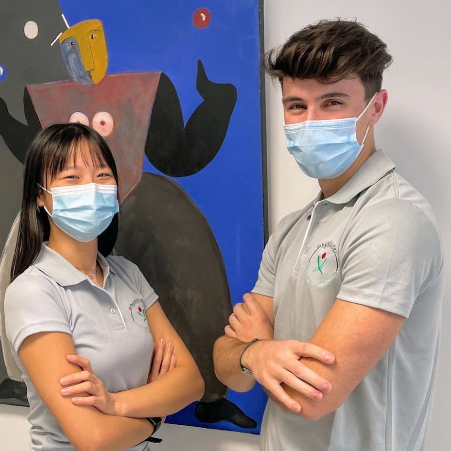 Súper equipo!!!! Elena y Romain, fisioterapia a domicilio! 🚙🛵