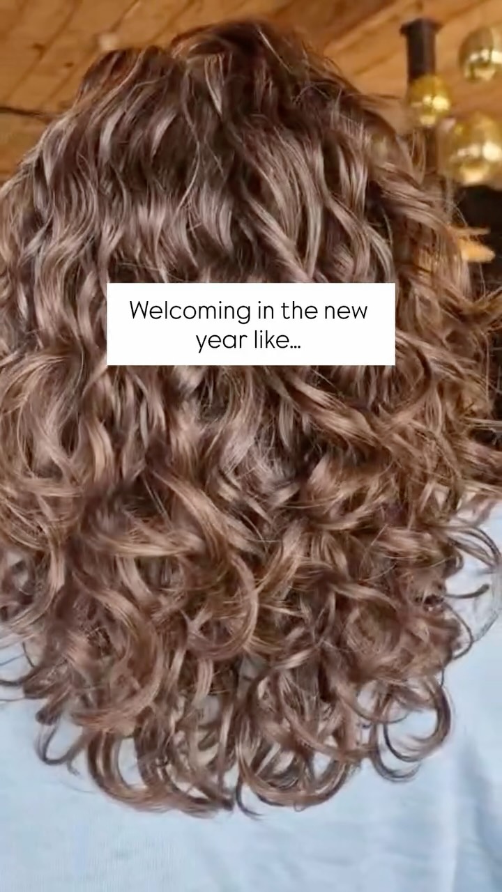 Soooo many new things to tell you about!ā¦
Charlotte starts soon and sheās got availability in all those places we donāt have already which means weekends and evenings are available to book. Charlotte, like Amy, has also been hairdressing for 27 years and has also had shit loads of experience working with curly hair⦠obviously every stylist gets bucket loads of new training so sheāll be here from Feb!
The basin is finally here! After a rather arduous wait of yes, 10 whole months! We have our reclining basin which means you can REALLY relax and enjoy a good hair wash. Along-side thisā¦
The lovely Sophie from The Urban Retreat has designed us some head massages that compliment our services whether you are having your hair washed or one of our indulgent treatments youāll feel all your stresses simply melt away!
Organic colours are now available to book! From root touch ups to blonding services itās so lovely to be able to offer all services in-salon and of course weāre using @organiccoloursystemsofficial because your curls deserve to be loved and not over processed! Each service includes a treatment, toner if required and style & diffuse..as standard so you can walk out of the door feeling a million bucks!
And thatās all Iām letting slip right now tee hee! Drop us a ā¤ļø if youāre as excited as me šš¼šš¼šš¼
#organiccolour #organichair #curlycolour