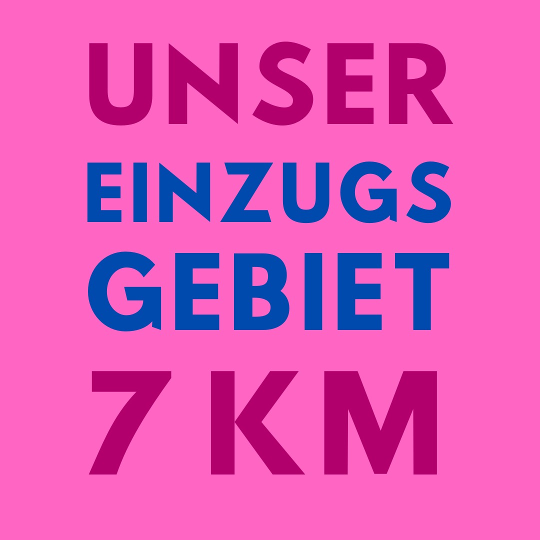 Durch die langen Wartelisten in den ergotherapeutischen Praxen kommen in den letzten Jahren zunehmend Anfragen aus einem immer größer werdenden Radius.
Ist die Entfernung zu groß, verlieren wir im Hausbesuchsbereich wertvolle Zeit für die Anfahrt und können daher weniger Patient*innen versorgen.
Klient*innen in unserer Praxis nehmen eine weite Anfahrt zunächst noch in Kauf. Die Erfahrung zeigt jedoch, dass nach kurzer Zeit der Aufwand zu groß wird und die Therapie zu einer näher liegenden Praxis gewechselt wird.
Dies bedeutet für alle Beteiligten Frust:
Eine begonnene Therapie wird unterbrochen.
Bereits investierte Zeit erscheint oft auch ein wenig als verlorene Zeit.
In einer neuen Praxis muss die Therapie inkl. Beziehungsaufbau weitestgehend von vorne beginnen.
Und Personen auf der Warteliste warten dadurch länger auf einen dringend benötigten Platz.
Daher nehmen wir Patient*innen nur noch im Umkreis von maximal 7 km auf.
Liegen triftige Gründe vor, können wir im telefonischen Kontakt gerne über eine Ausweitung unseres Einzugsgebiets sprechen.
Typische Beispiele für solche Gründe sind akute Behandlung nach Hand-OP, Schwindeltherapie, Ergotherapie im Transgenderkontext.
#ergotherapie #warteliste #einzugsgebiet