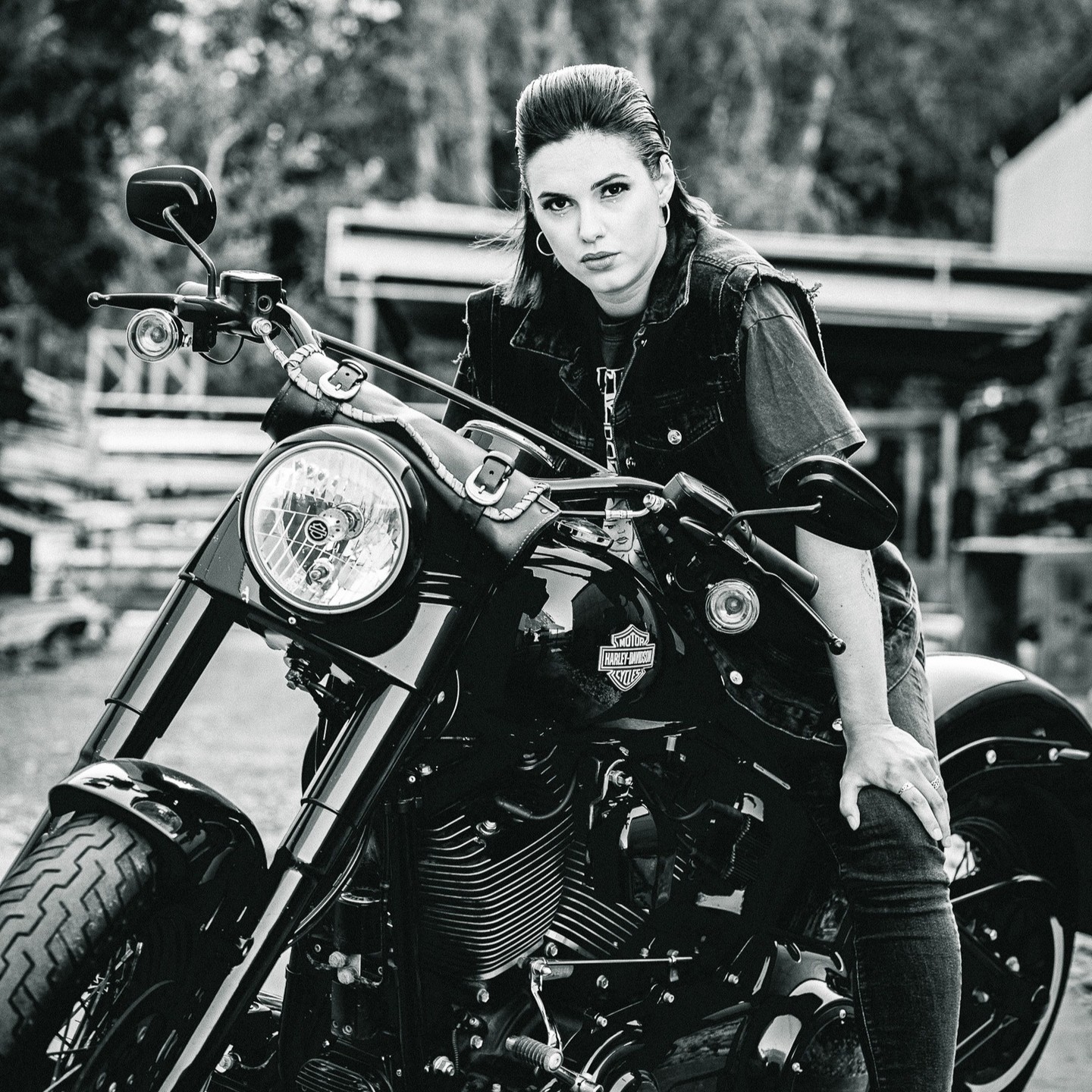 Capturant l'essence de la liberté et de l'émancipation.
#MotoChic #Shooting #HarleyLove #instamodèle #harley #harleydavidson #model
Maquillage : @lespacedelea // model : @lucyinzeskaille
@harleydavidson.switzerland
@harleydavidsonvs
@harleydavidson