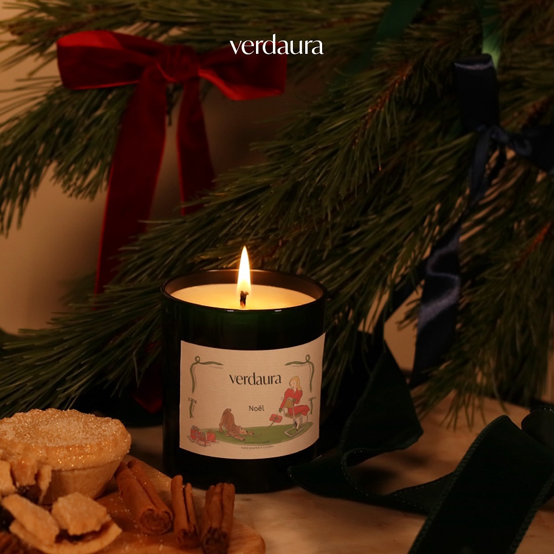 ✨Introducing Noël our first seasonal Verdaura candle!✨
Inspired by the sweetest comforts of the holiday season, this fragrance blends festive nostalgia with cozy warmth:
🍊 Top Notes: Zesty Mandarin and spiced Cinnamon
awaken the senses.
🌰 Heart Notes: Toasted Chestnut, White Ginger & Clove
create a rich, indulgent aroma.
🤍 Base Notes: Creamy Vanilla & soft White Musk wrap
it all in a soothing finish.
Bring the magic of Noël into your home. Discover it now - link in bio!