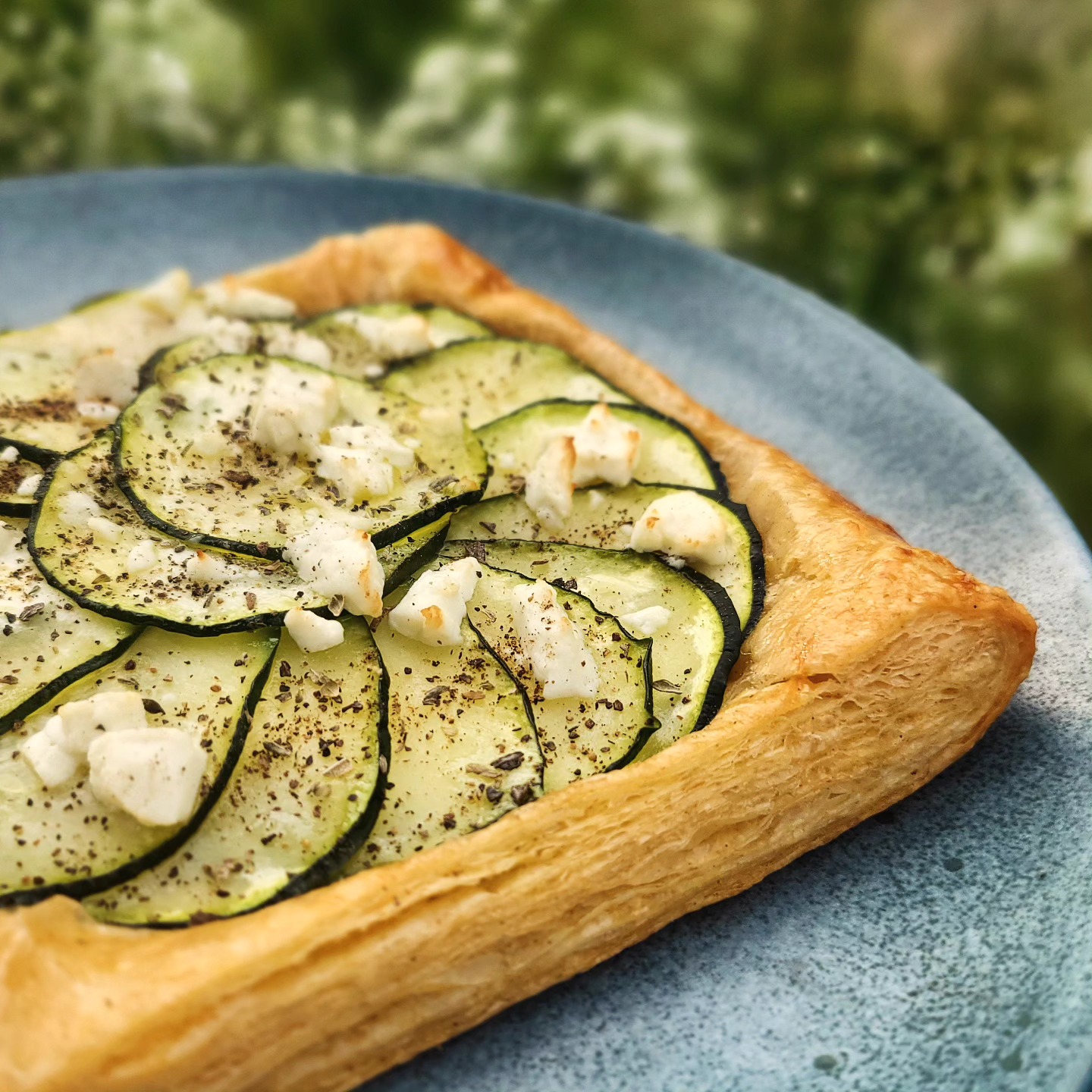 ⚠️ La nouvelle carte débarque ✨️
C’est toujours un moment un peu stressant, maîtriser tous les produits en même temps, ajuster certaines choses en dernière minute, s’apercevoir au dernier moment qu’il manque des ingrédients 🙄😬
Mon objectif sur cette carte salée: proposer des feuilletage divins et masteuriser l’art du bun salé.
Il va me falloir encore un peu d’exercice, c’est pas ce qu’on pratique le plus en pâtisserie mais c’est ce que j’aime le plus faire 🤩 #passiontourrage
Vous viendrez tester ?!
#feuilletage #foodtruck #plf #pastryfoodtruck #patisserieambulante #foodtrucklife #foodporn #foudepatisserie